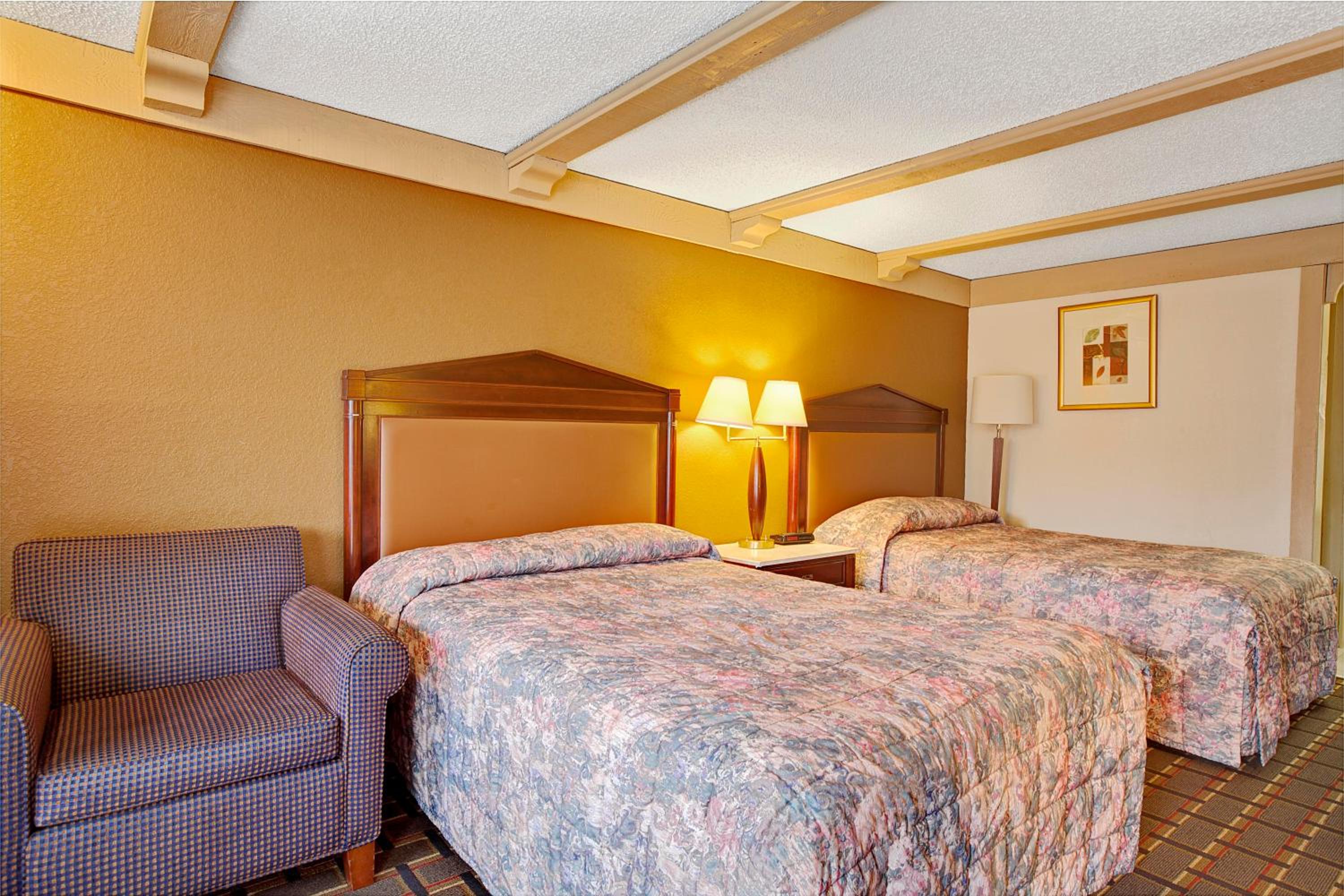 Double Room with Two Double Beds - Non-Smoking - Photo 3