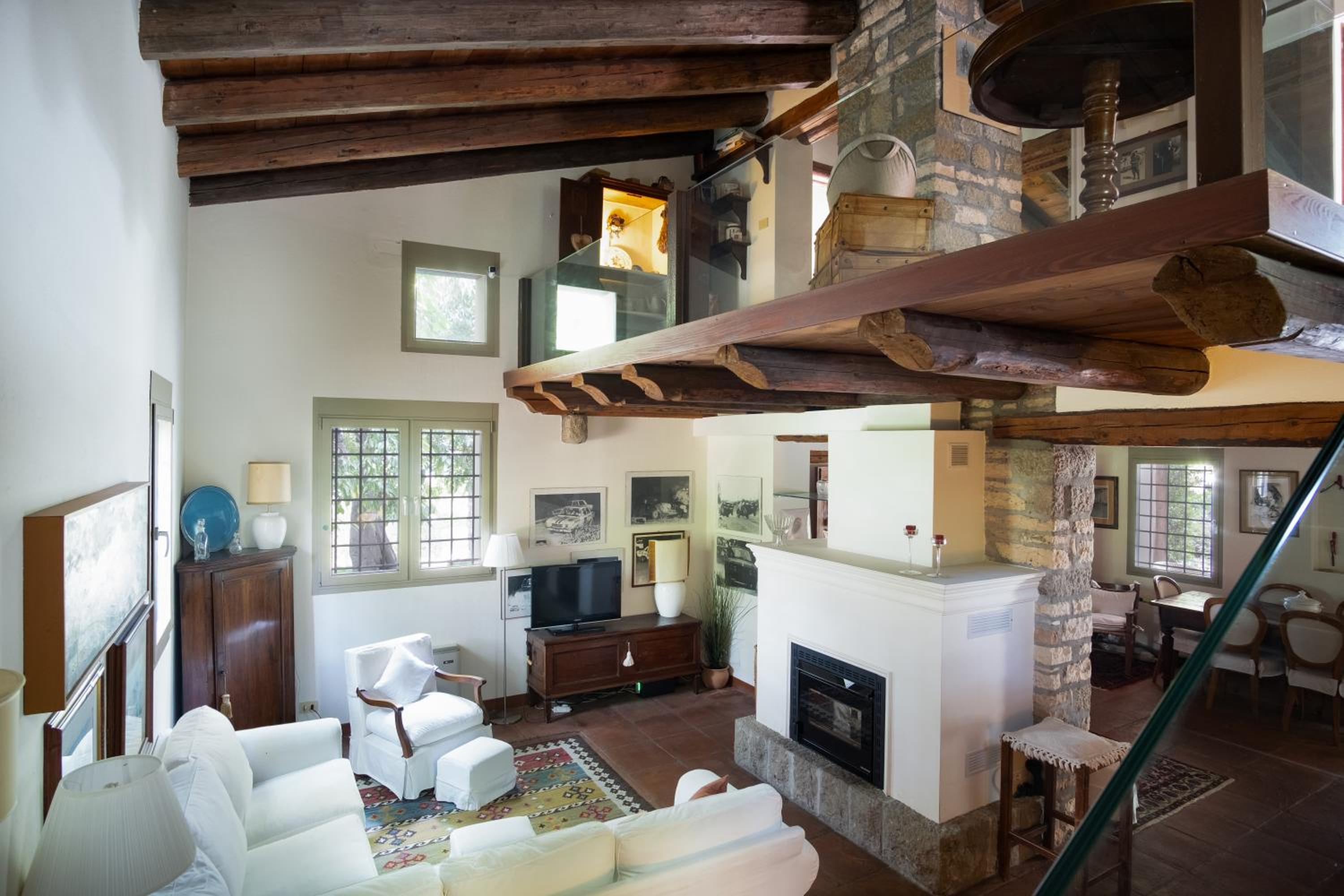 Five-Bedroom House photo 1