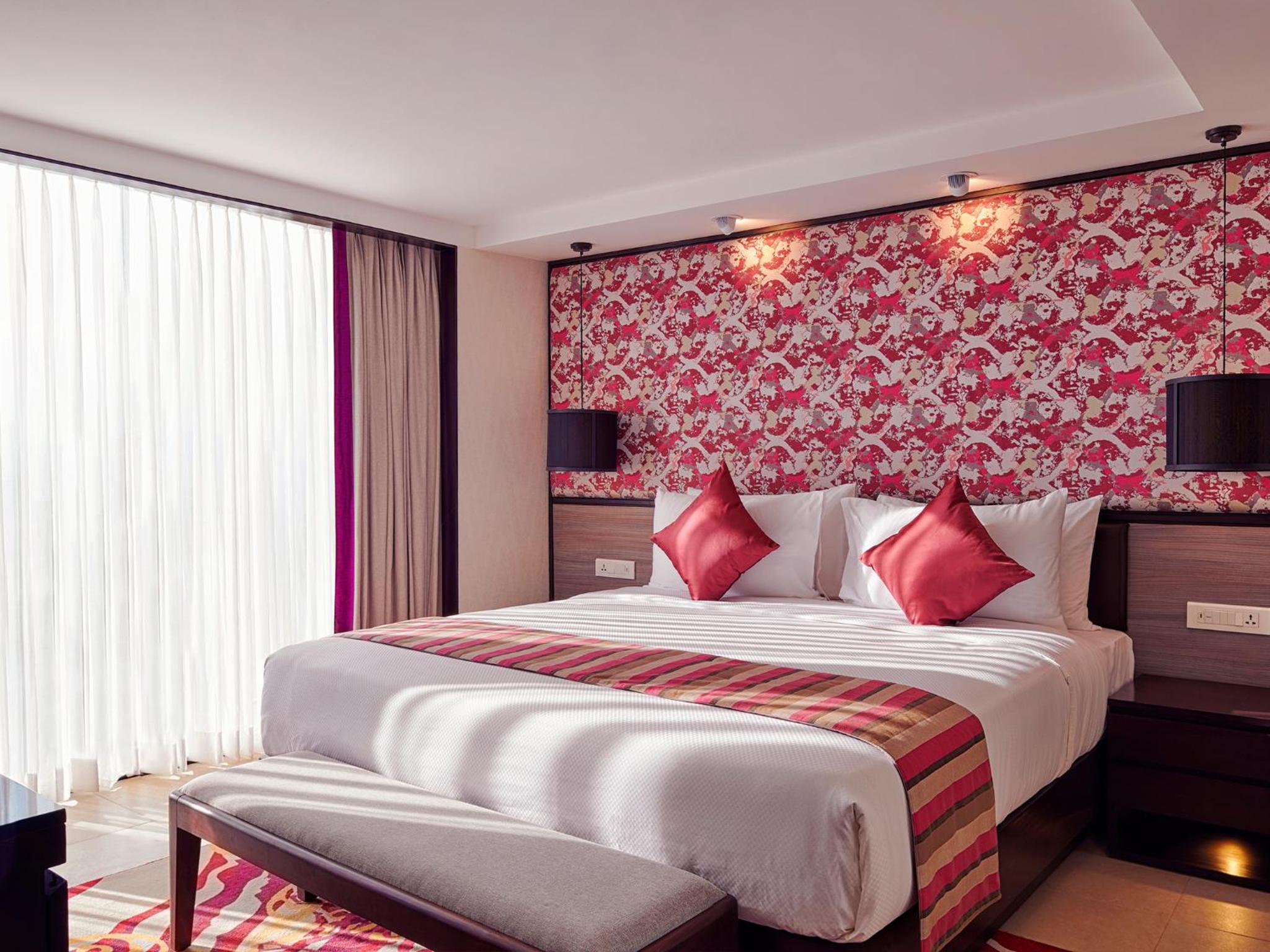 Premium Room King Bed - Photo 2