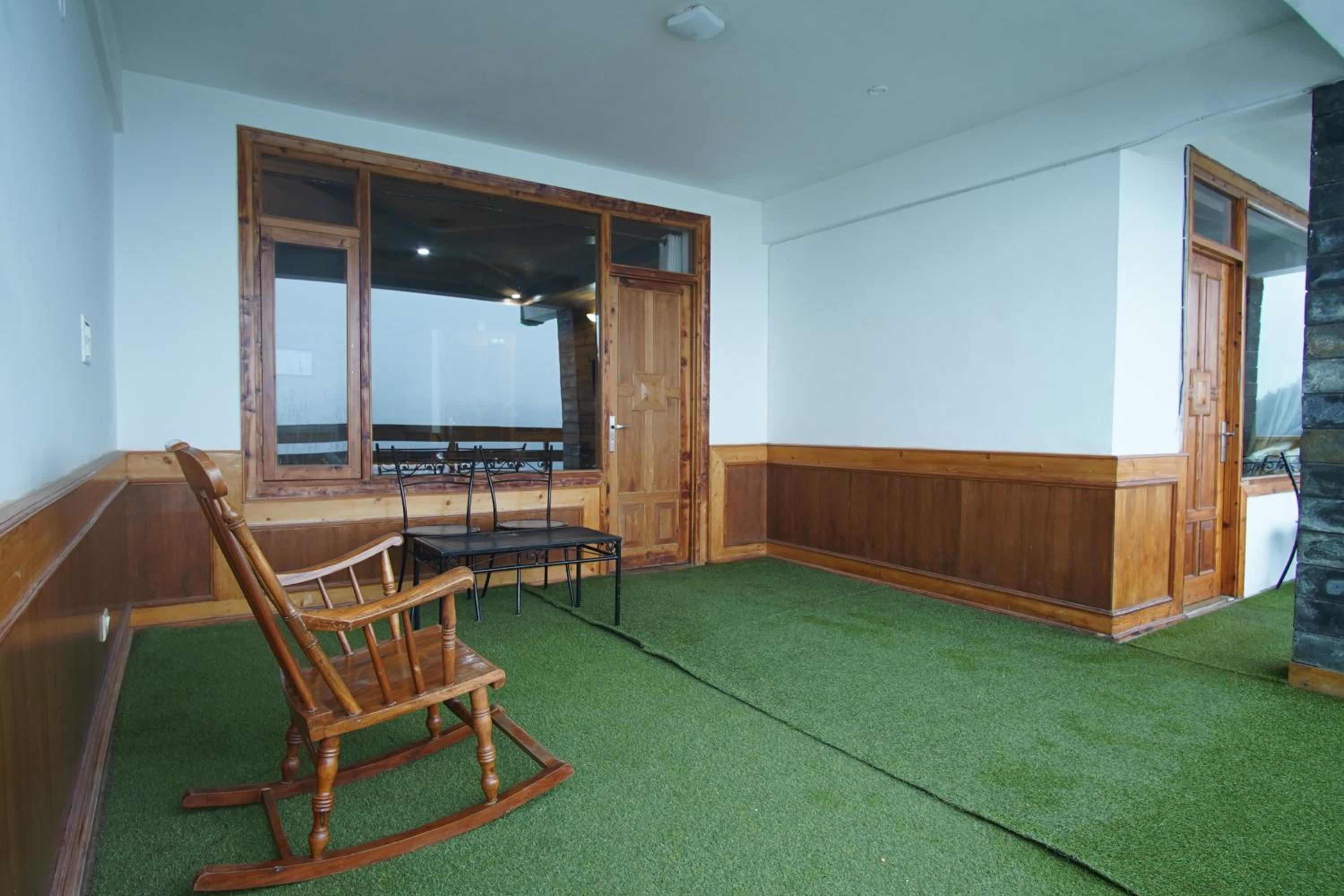Deluxe Double Room with Balcony - Photo 8