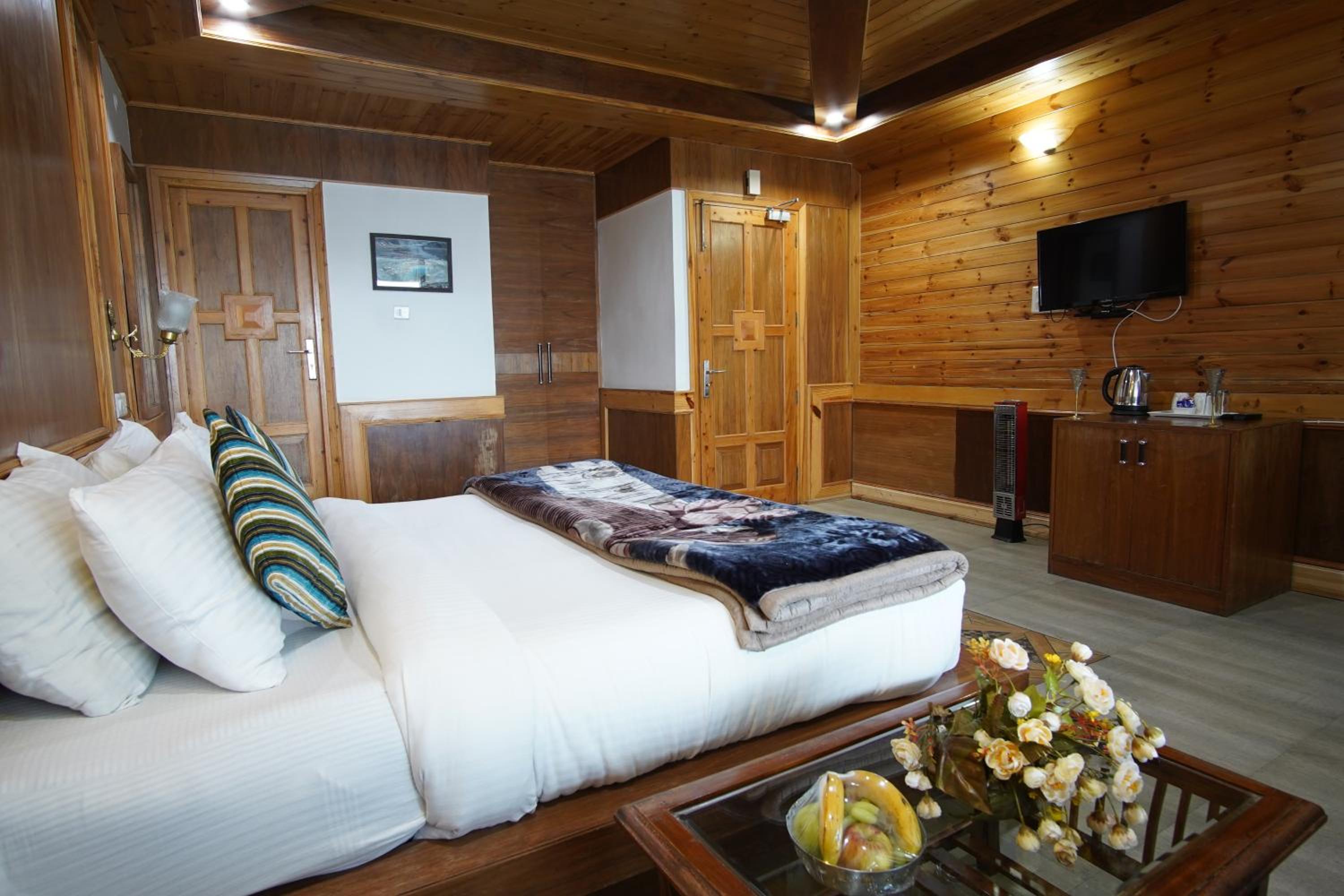 Deluxe Double Room with Balcony - Photo 7