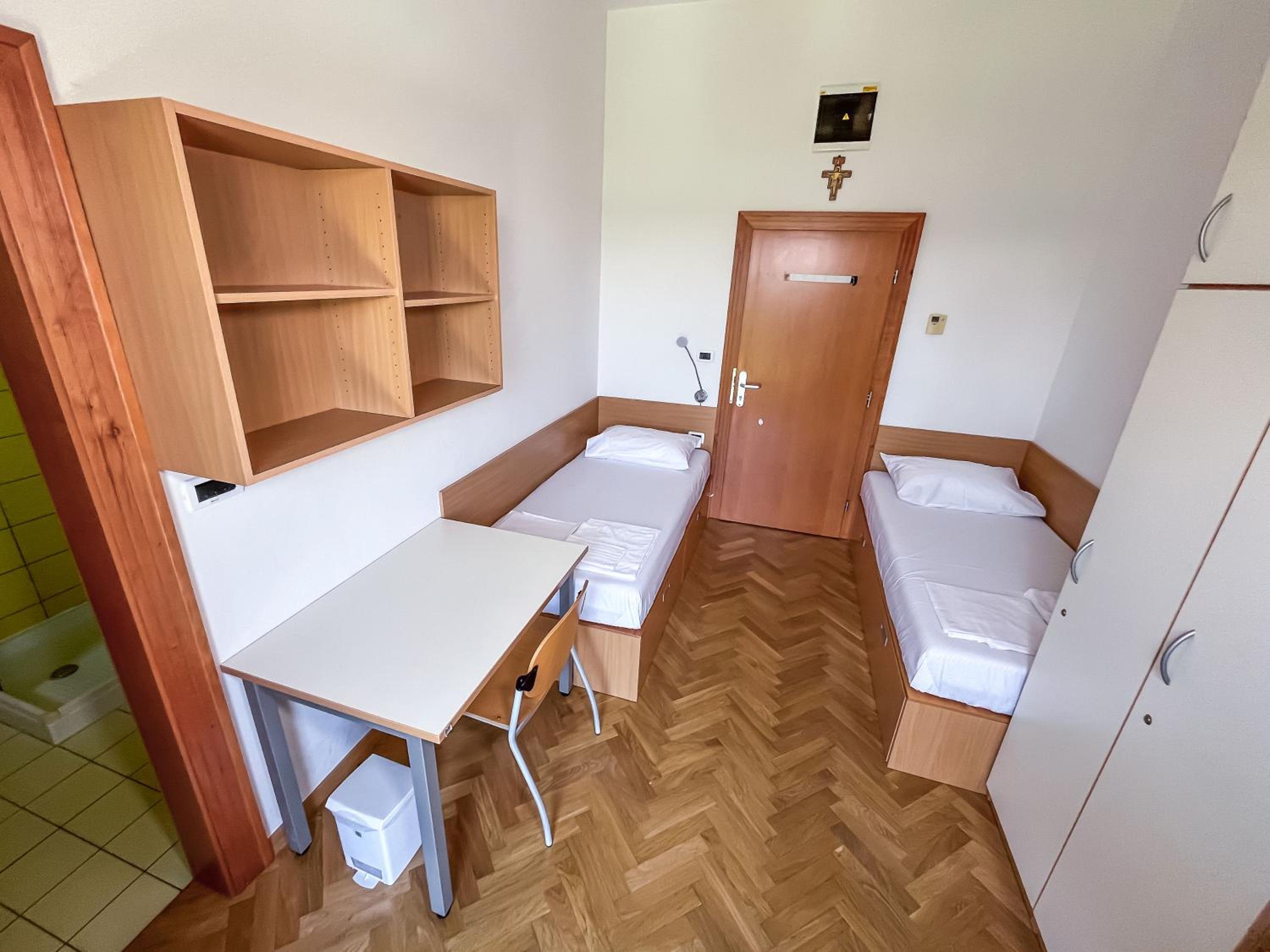 Twin Room with Extra Bed and Private Bathroom photo 1