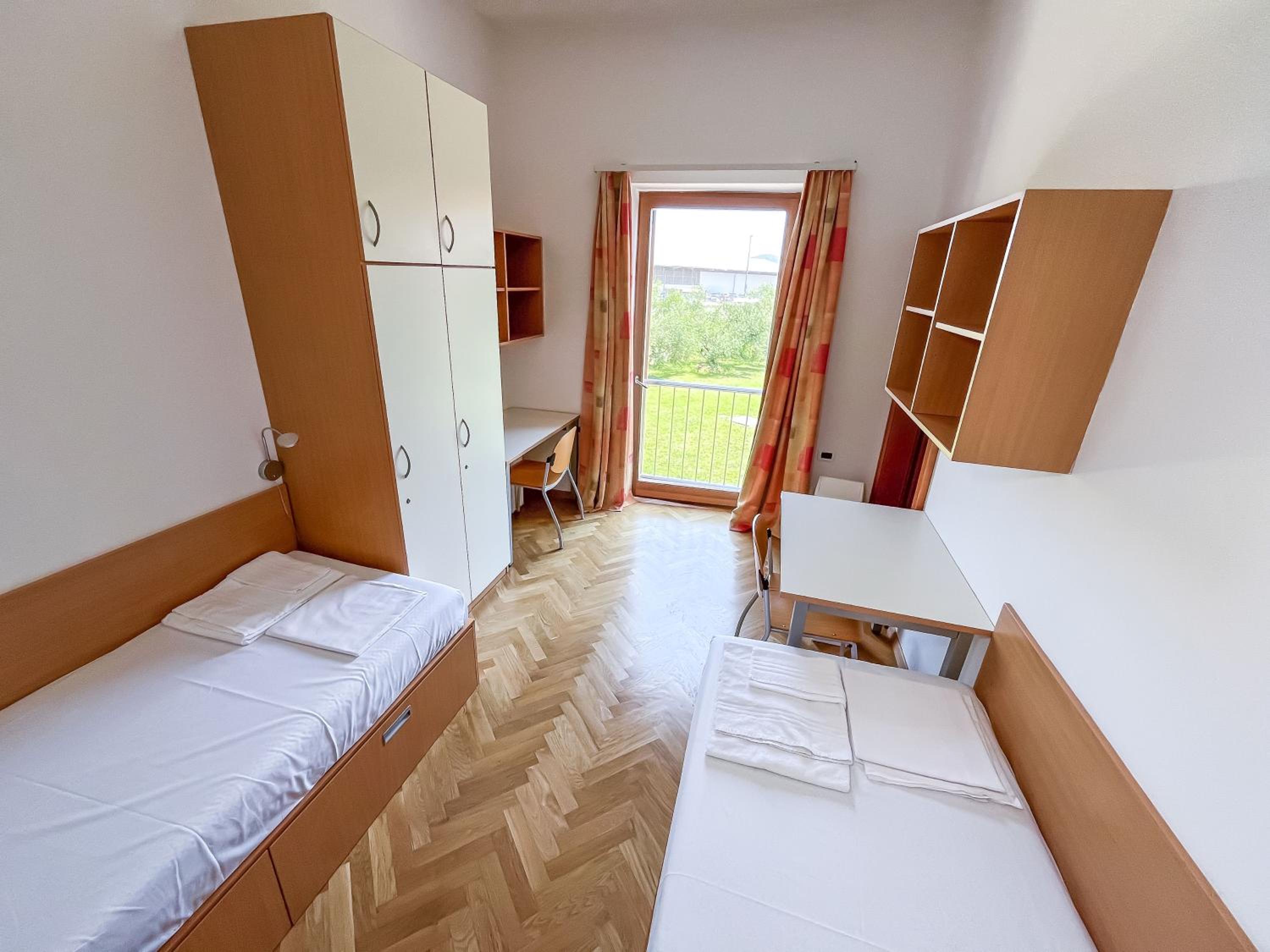 Twin Room with Extra Bed and Private Bathroom photo 2