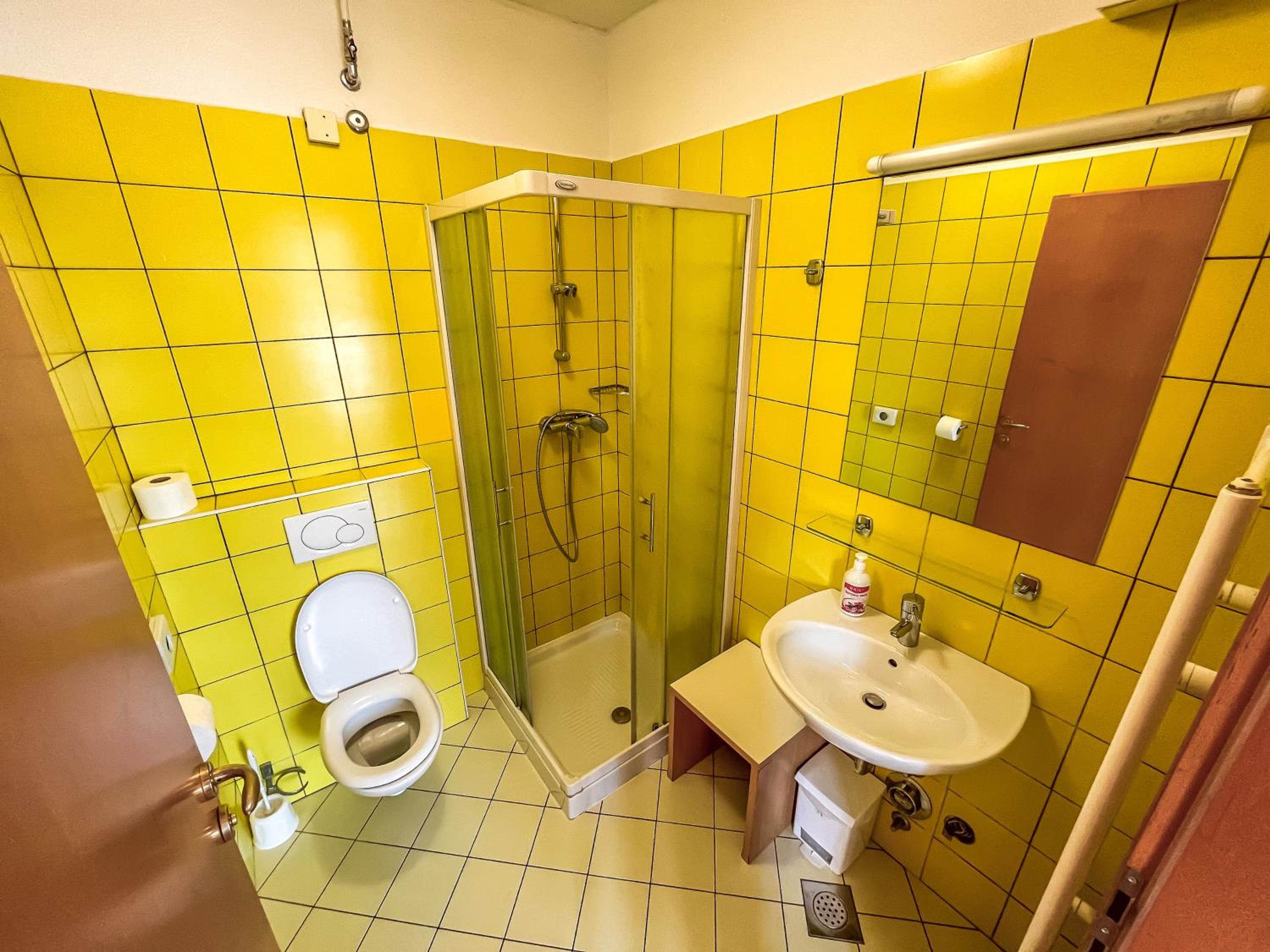 Twin Room with Private Bathroom photo 2