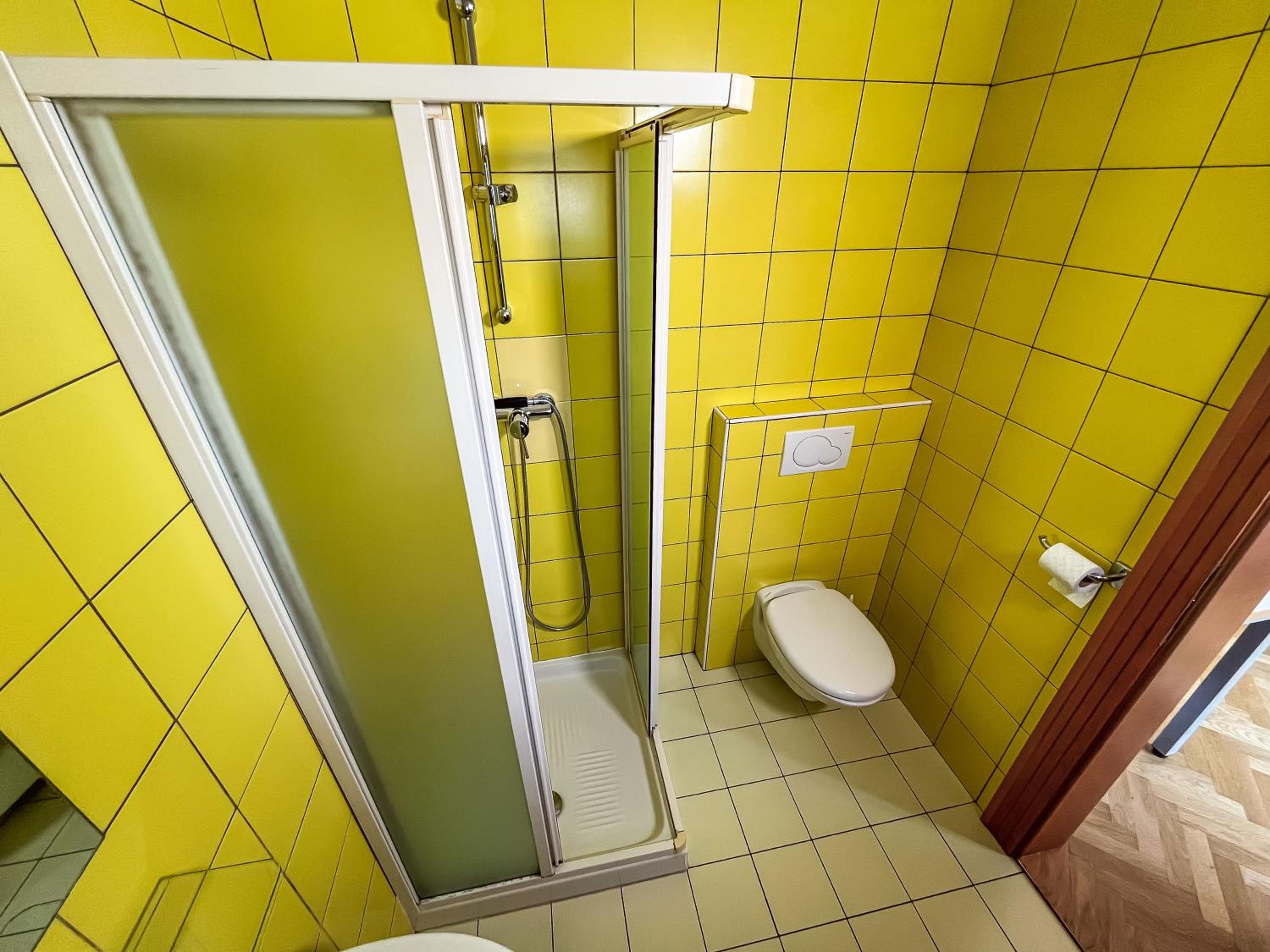 Twin Room with Extra Bed and Private Bathroom photo 3
