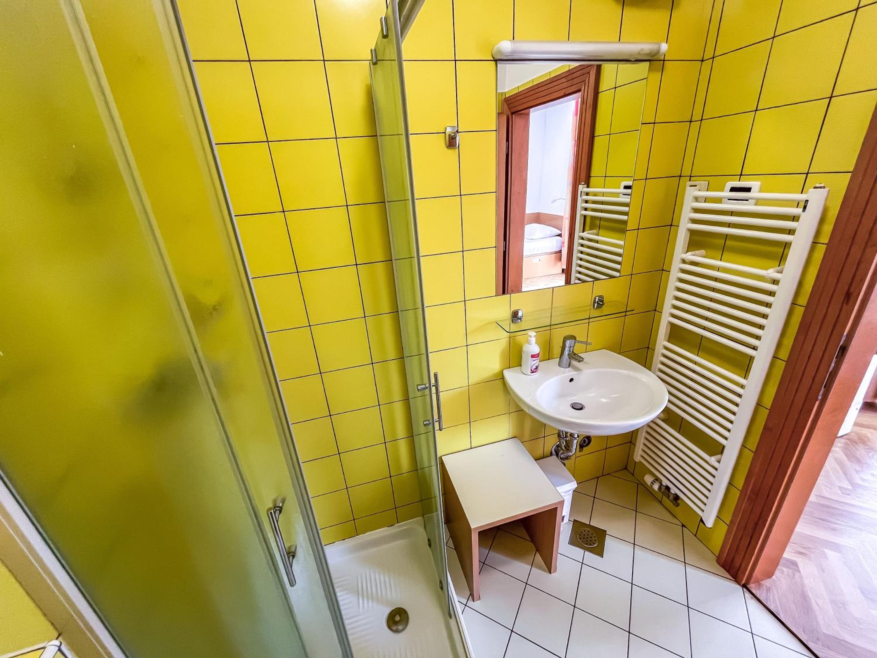 Twin Room with Private Bathroom photo 3