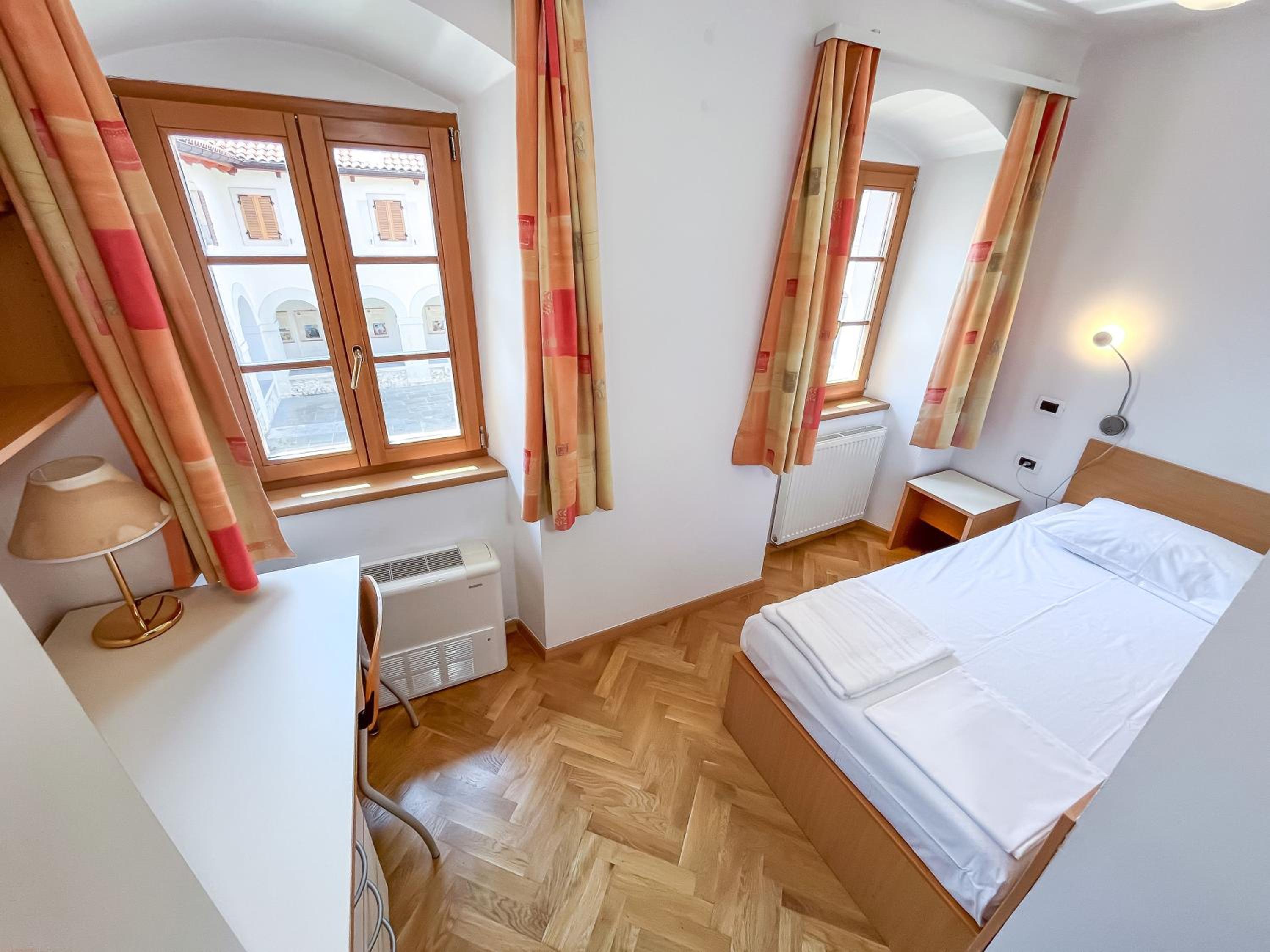 Single Room with Private Bathroom photo 2