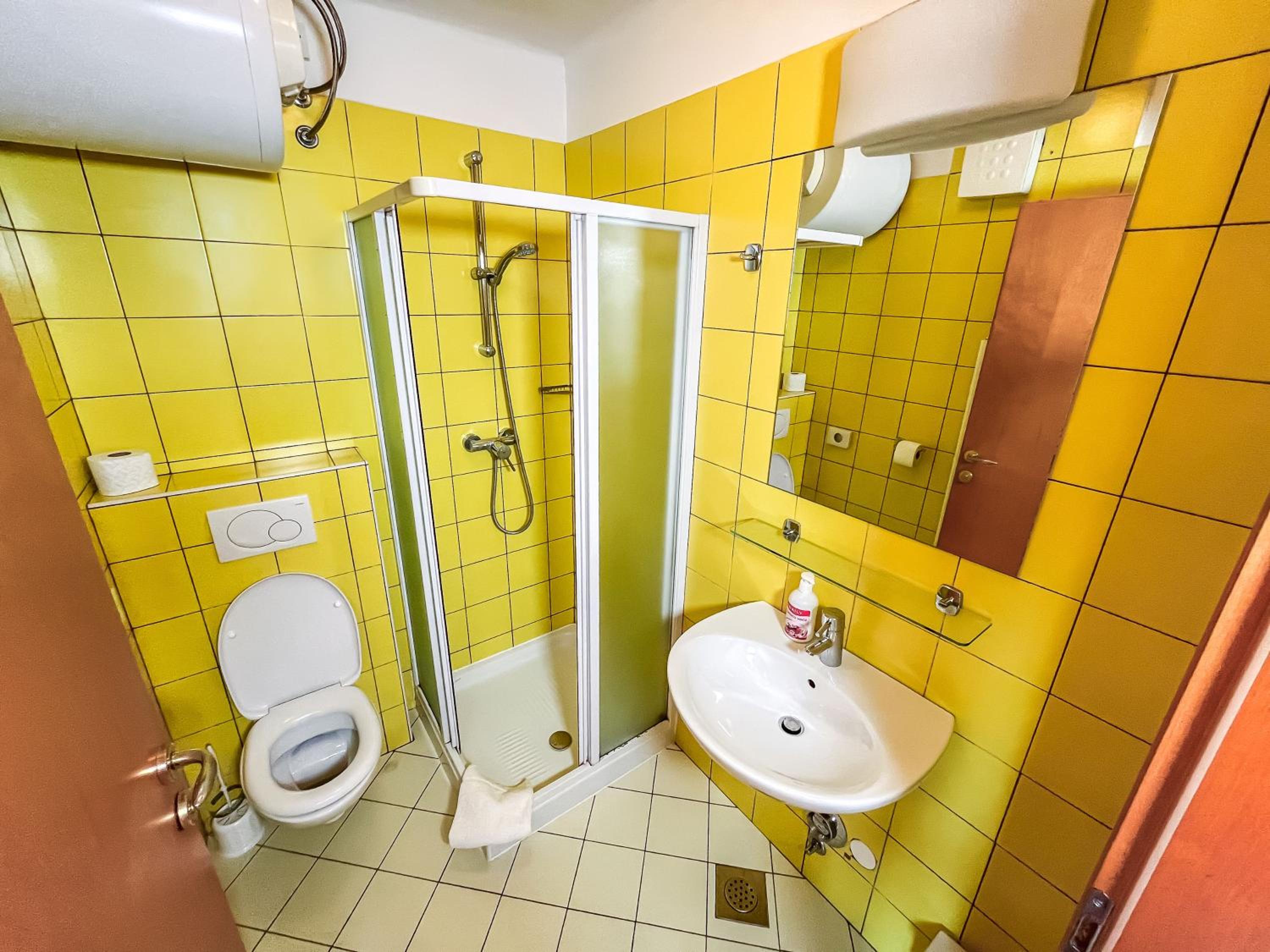 Single Room with Private Bathroom photo 1