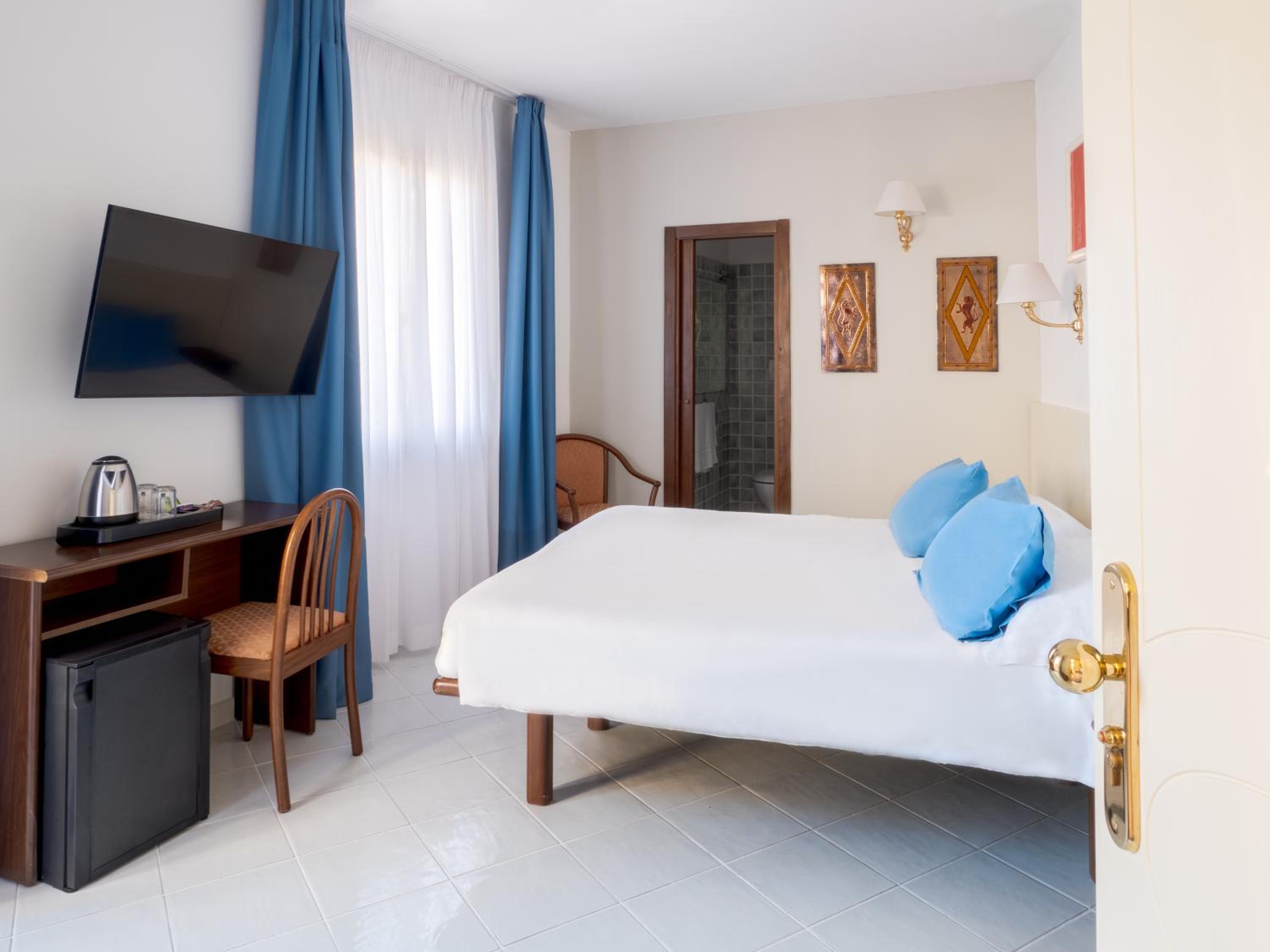 Double or Twin Room - Photo 4