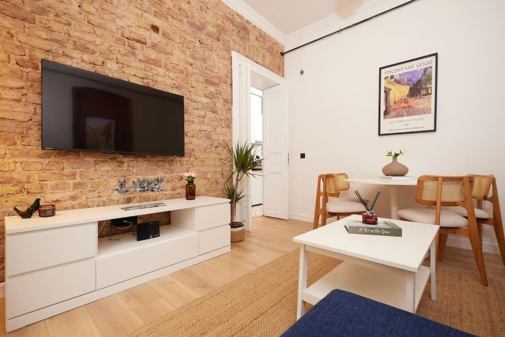 Three-Bedroom Apartment photo 2