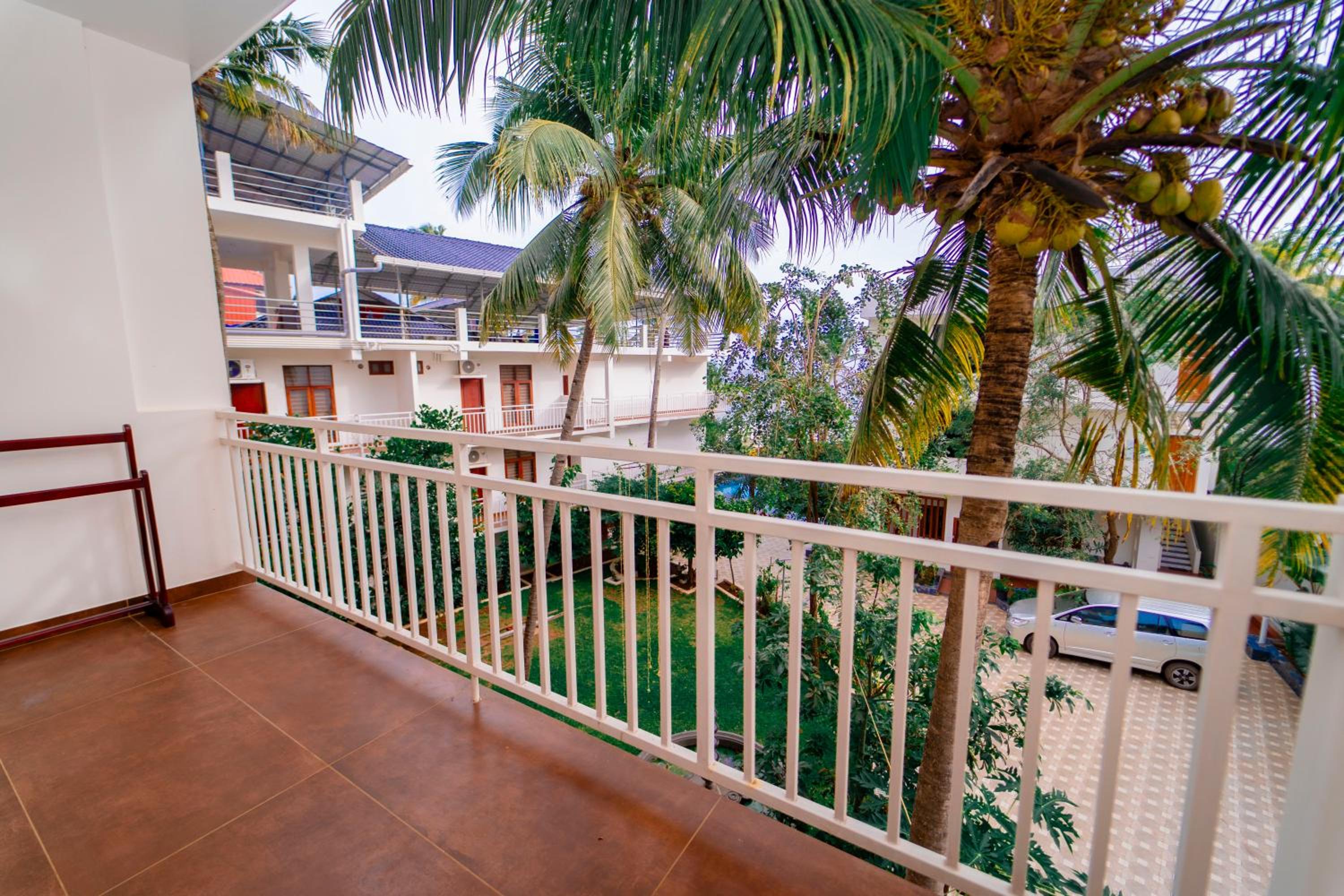Deluxe Double Room with Side Sea View photo 2