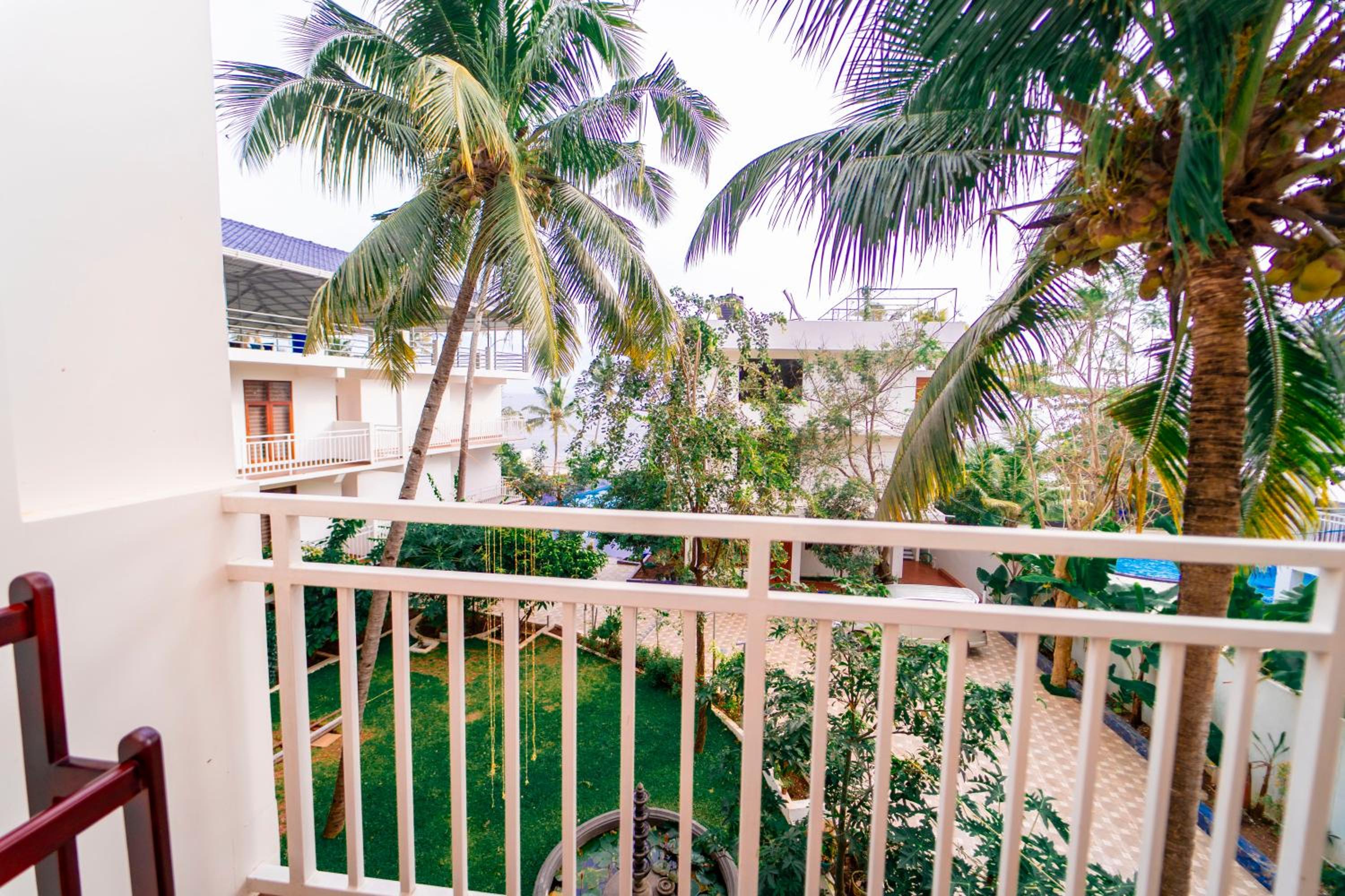 Deluxe Double Room with Side Sea View photo 3
