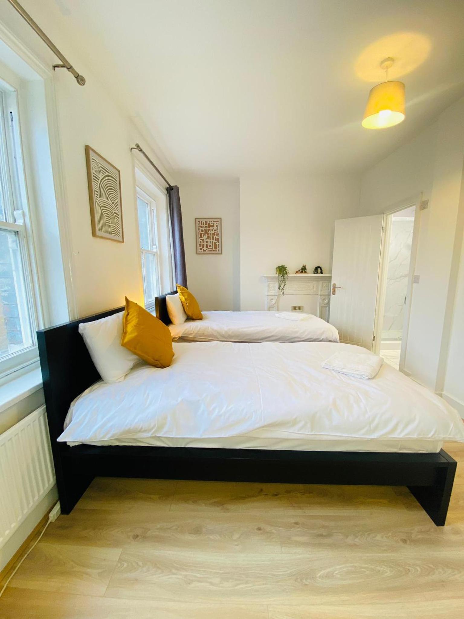 Twin Room with Private Bathroom photo 3