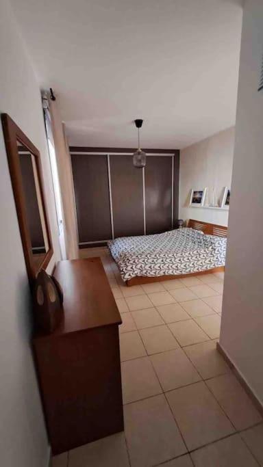 Apartamento de dos habitaciones con balcón y vista al mar