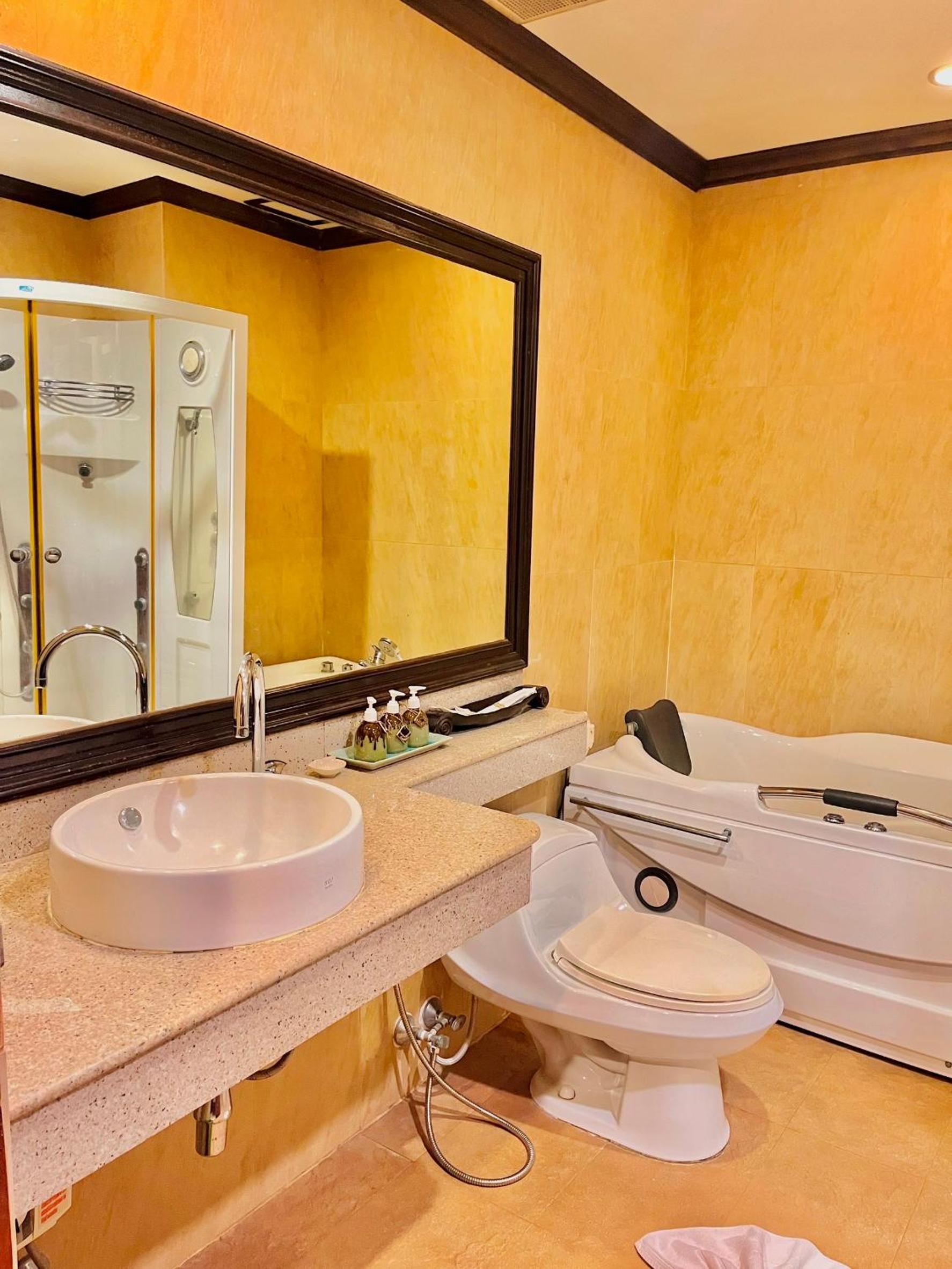 Superior Jacuzzi Room Twin bed - Photo 3