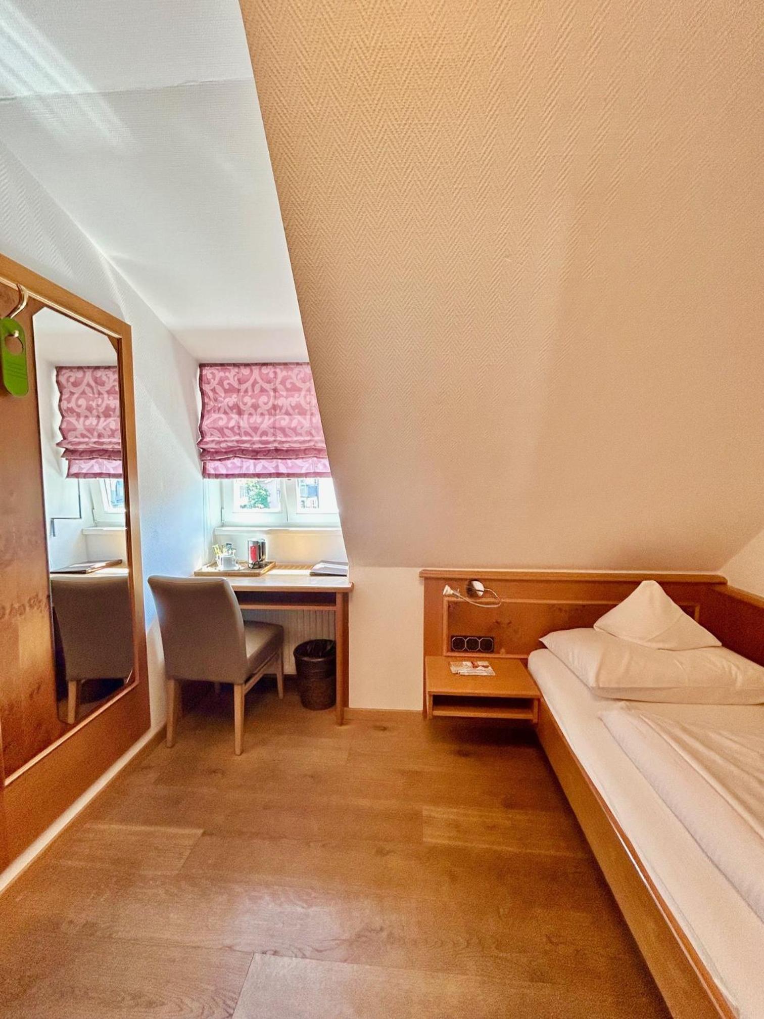 Single Room photo 3