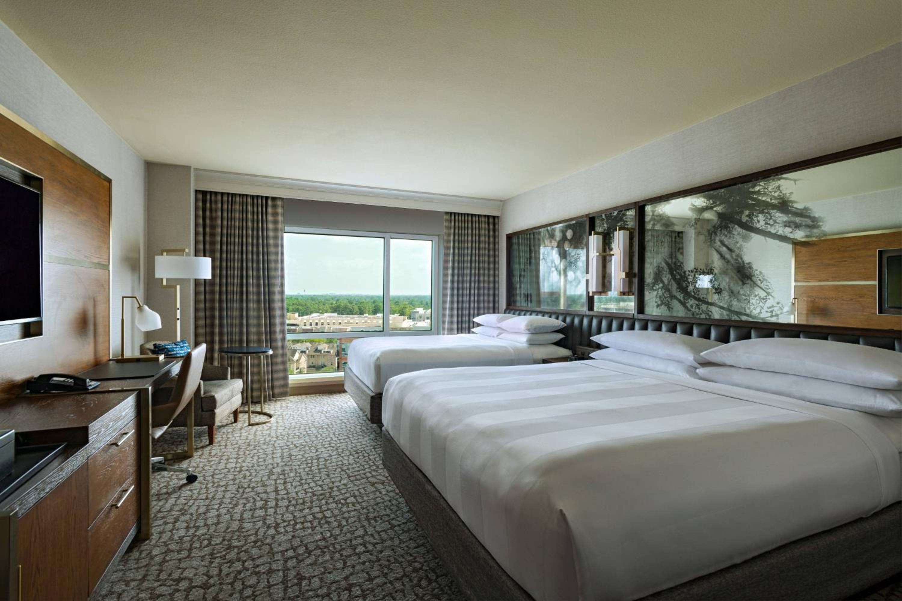Club Queen Room with Two Queen Beds - Club Lounge Access - Photo 2