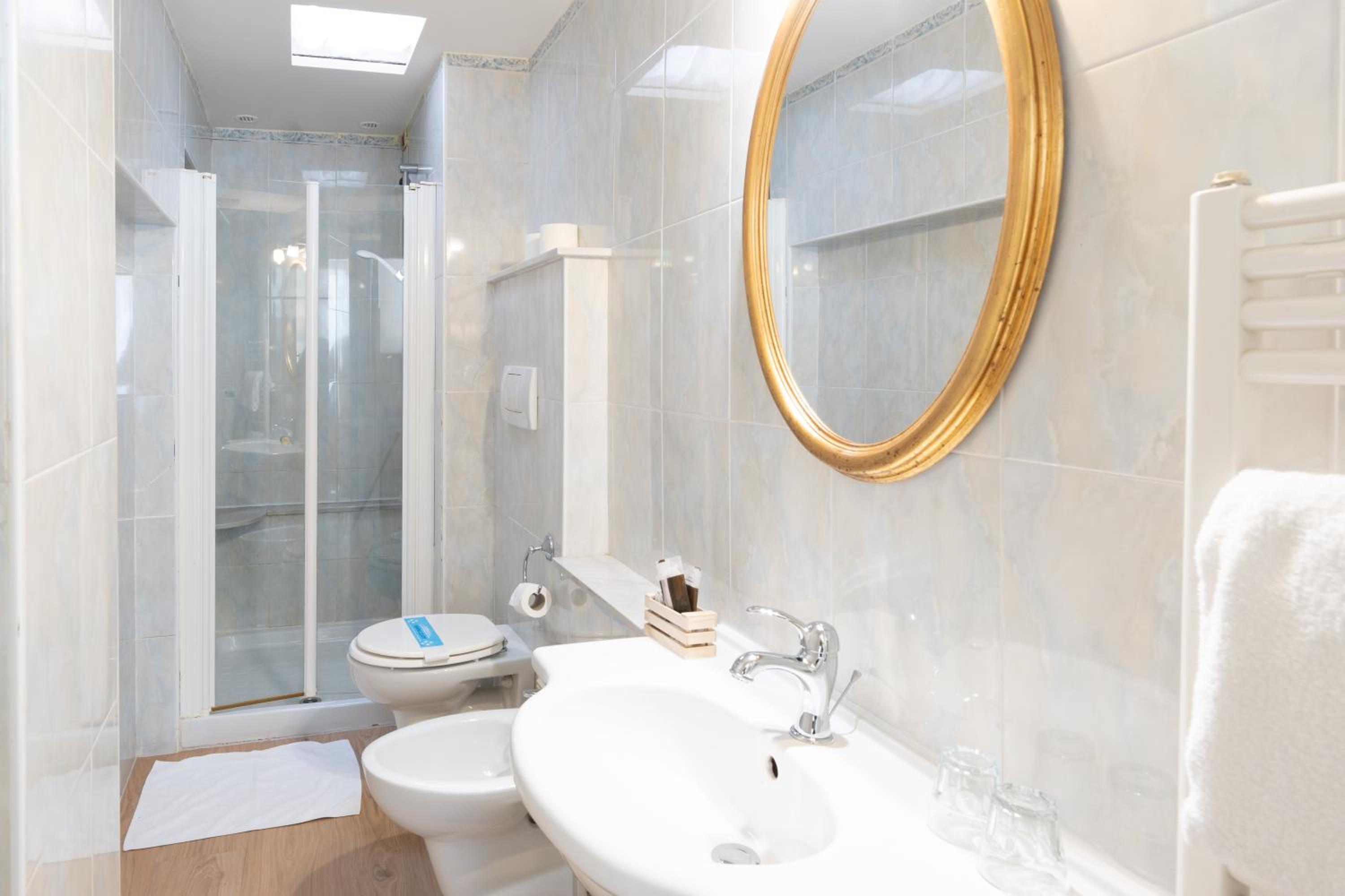 Double or Twin Room - Photo 8