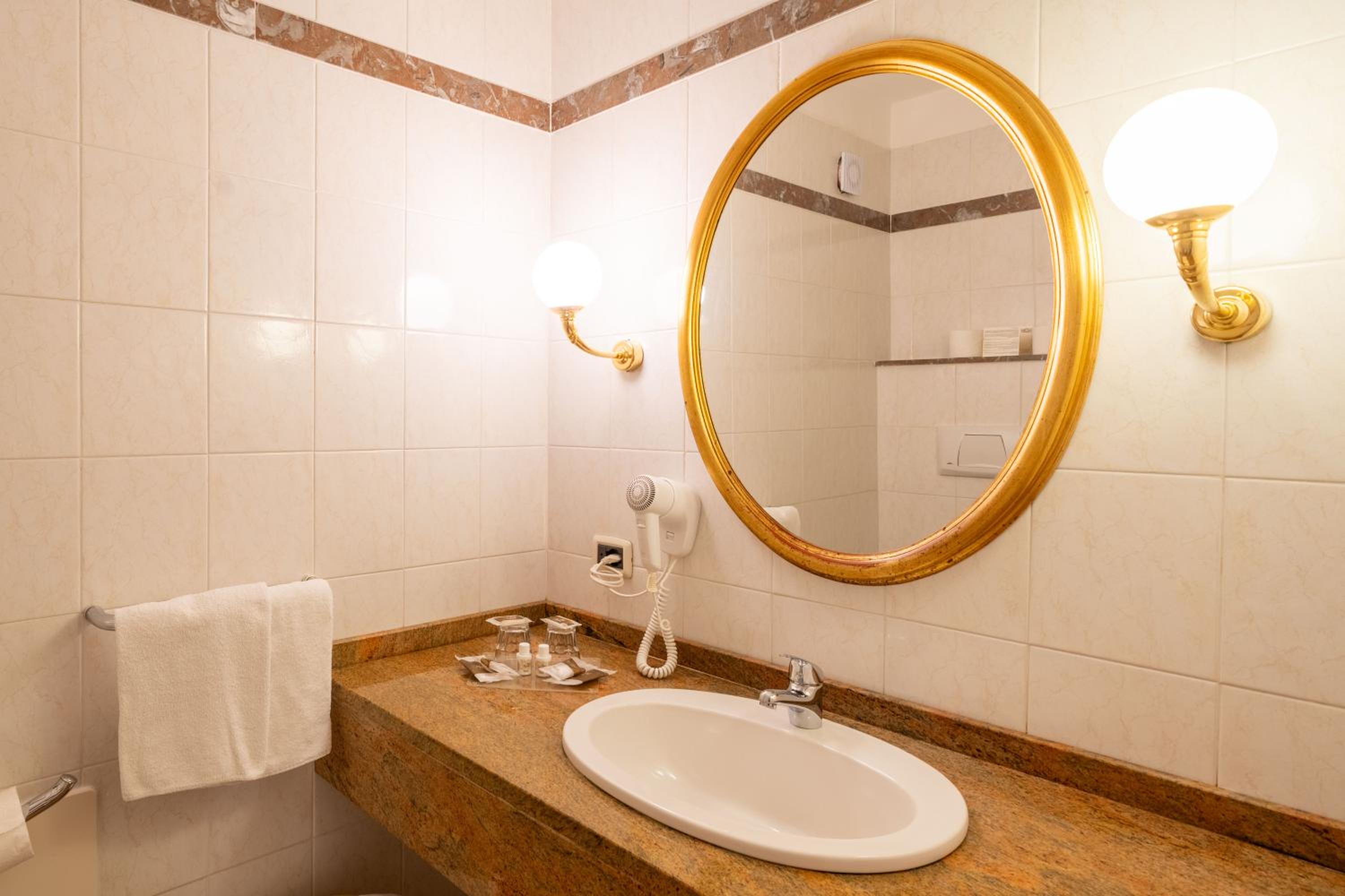 Double or Twin Room - Photo 10