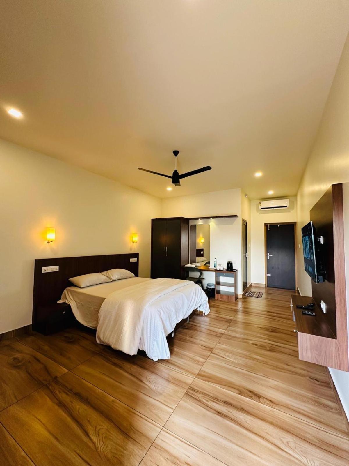 Deluxe Room (2 Adults + 1 Child) photo 1