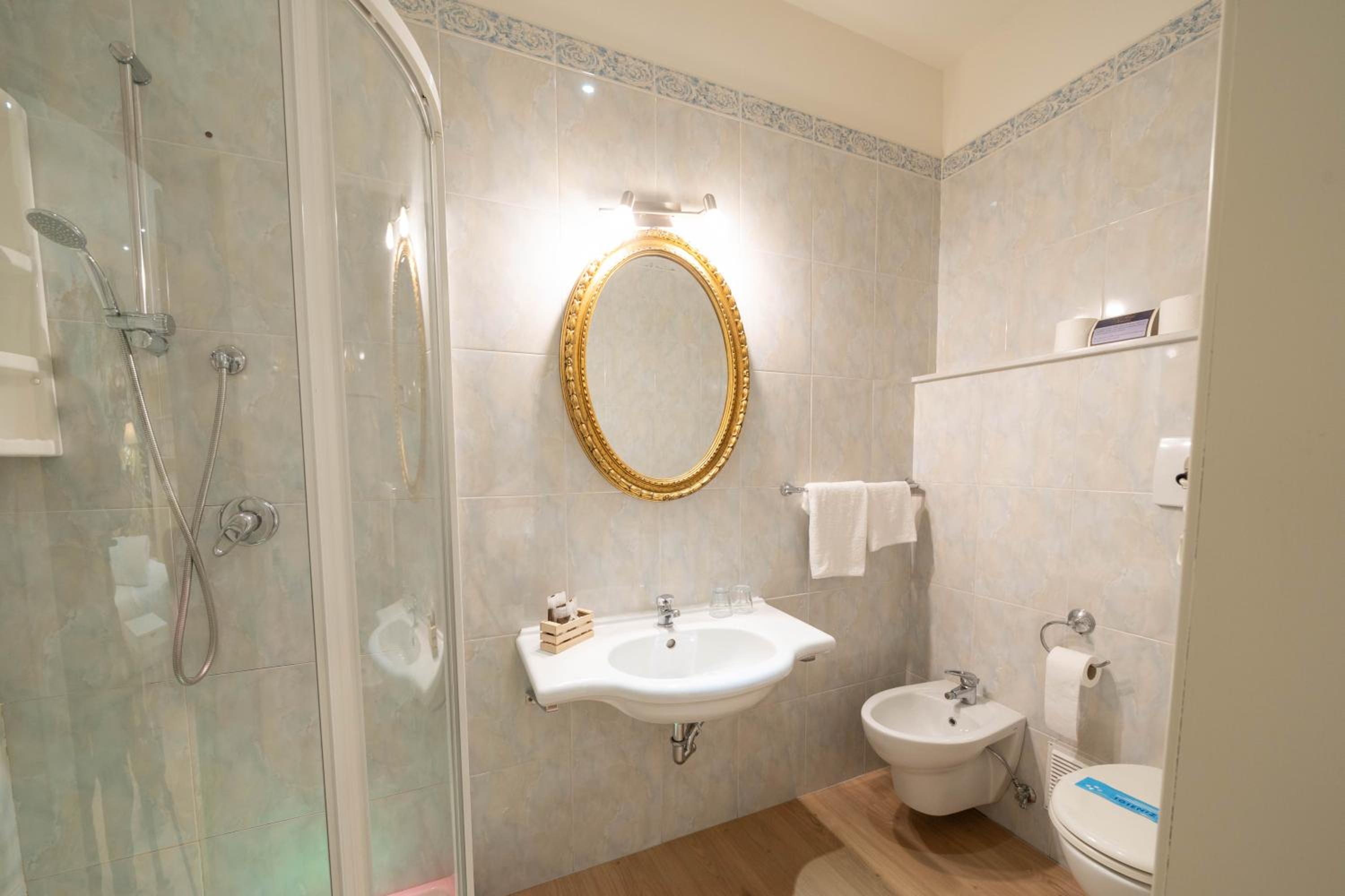 Double or Twin Room - Photo 9