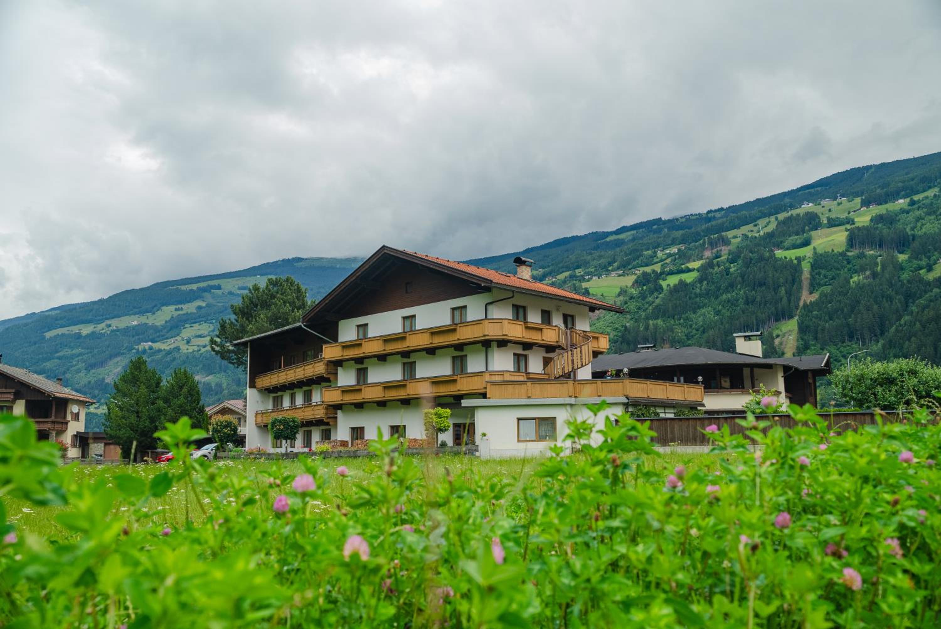 Three-Bedroom Apartment with View photo 3