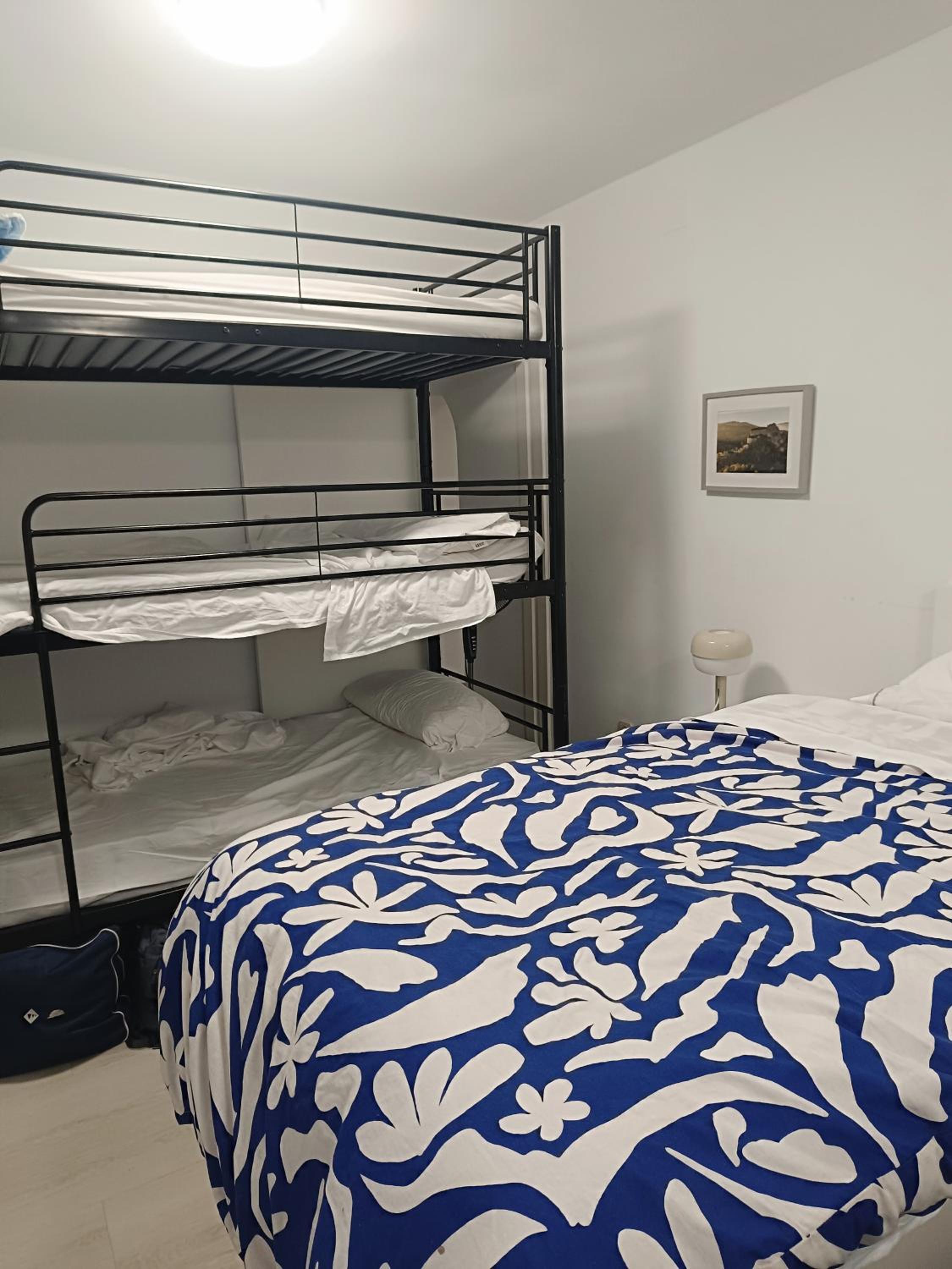 Cama en habitación compartida masculina.