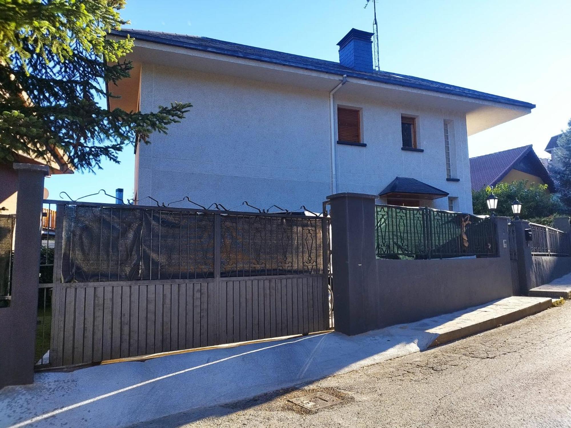 Five-Bedroom House photo 2
