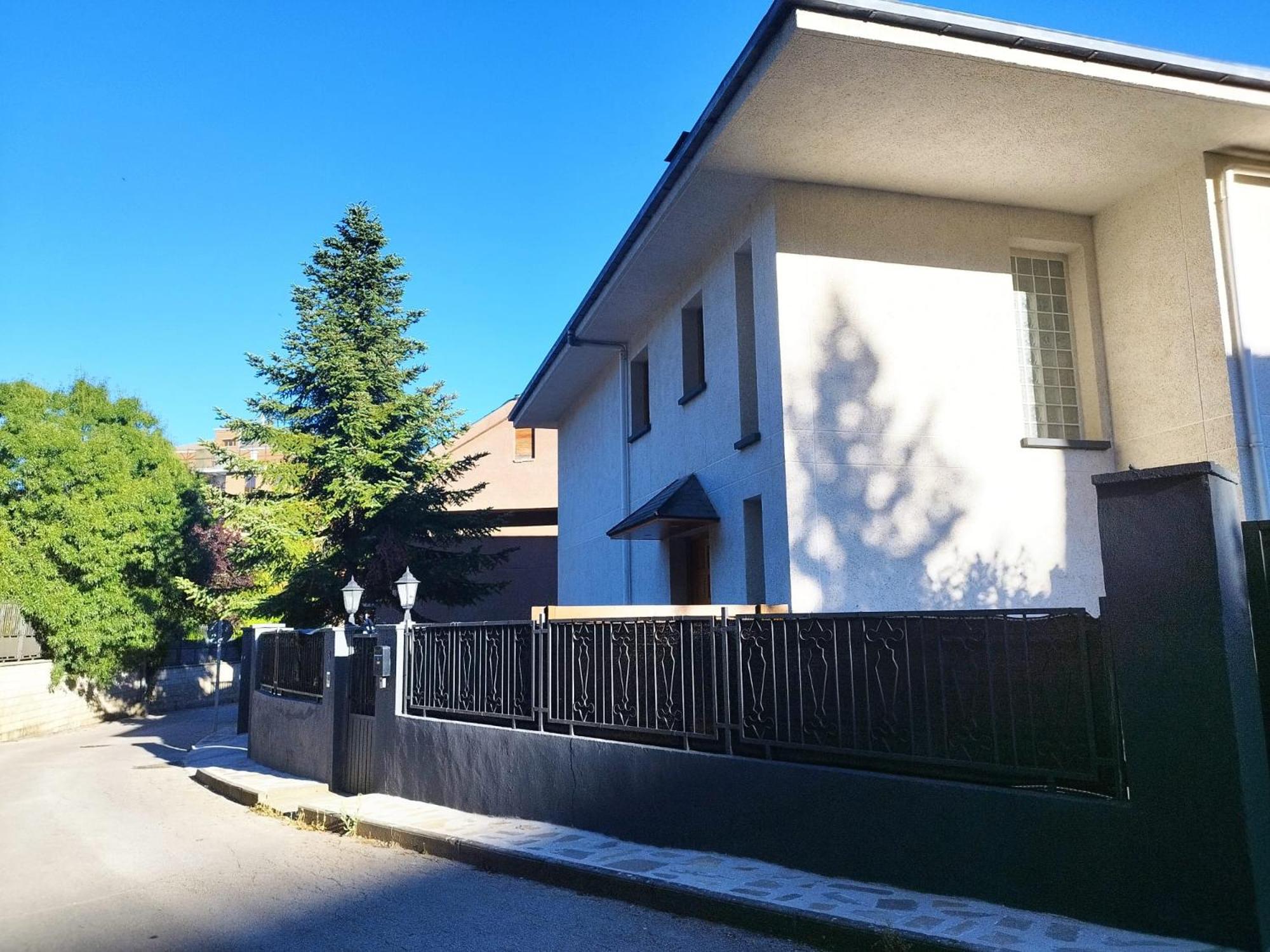 Five-Bedroom House photo 3