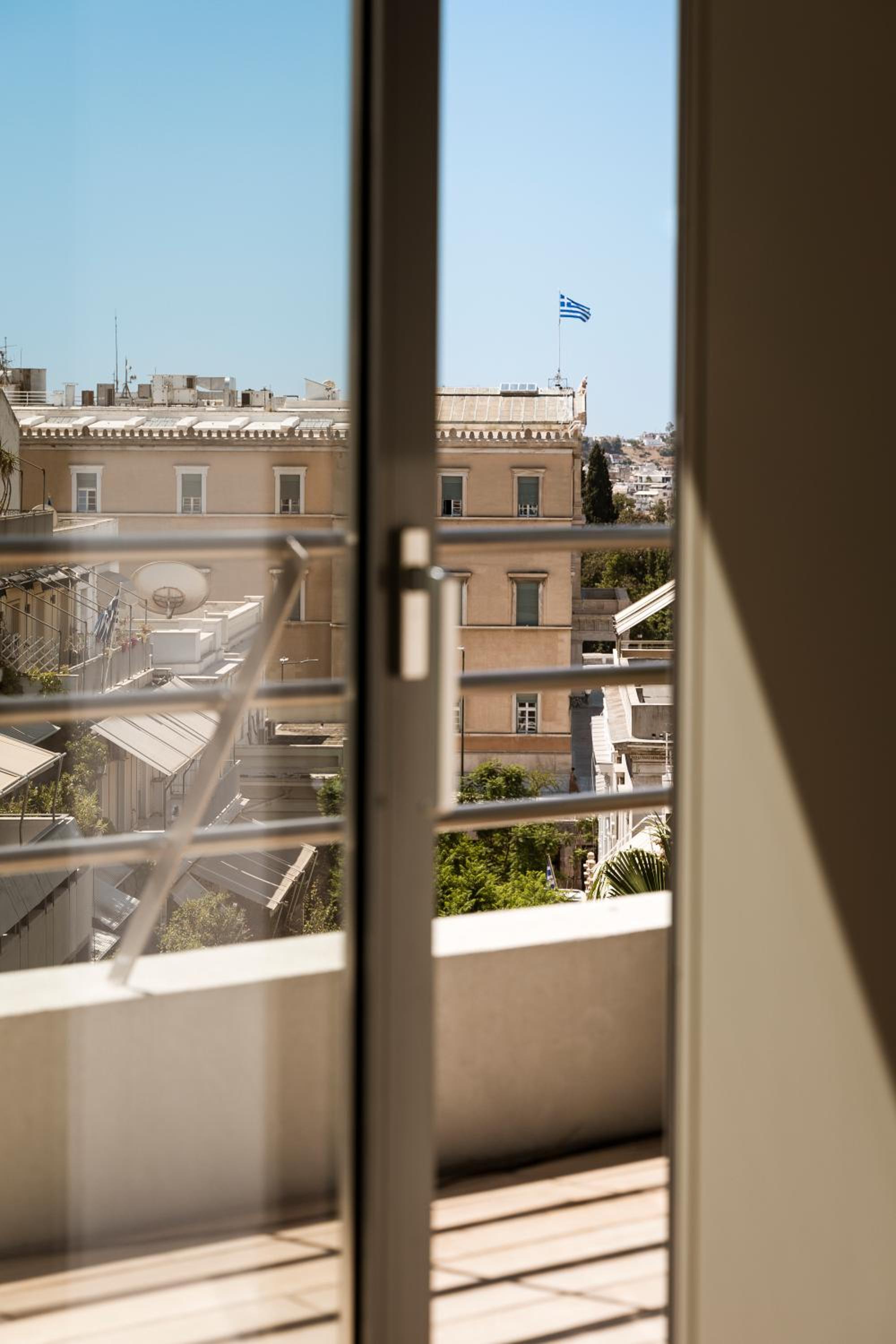 One Bedroom Suite with Private Balcony photo 3