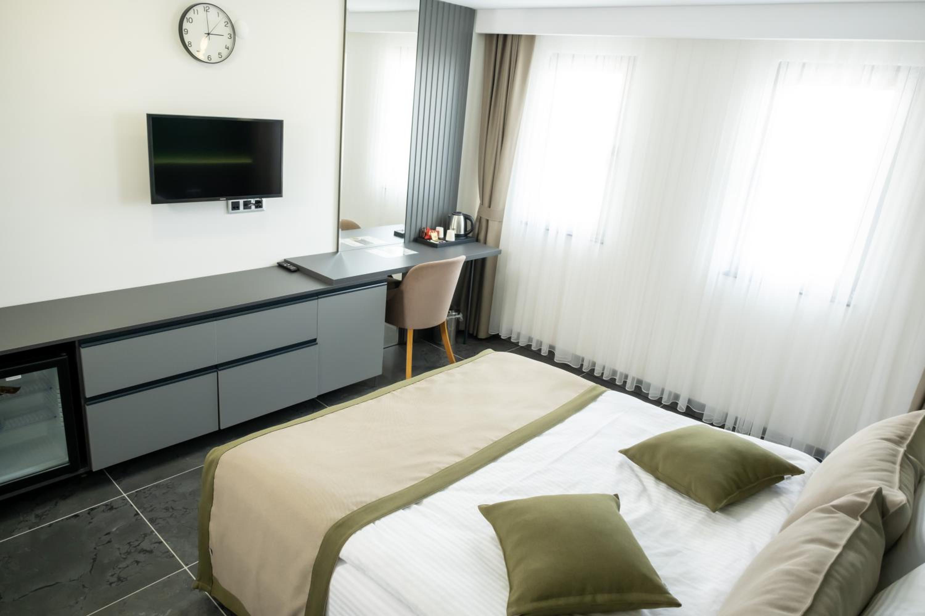Standard Double Room - Photo 11