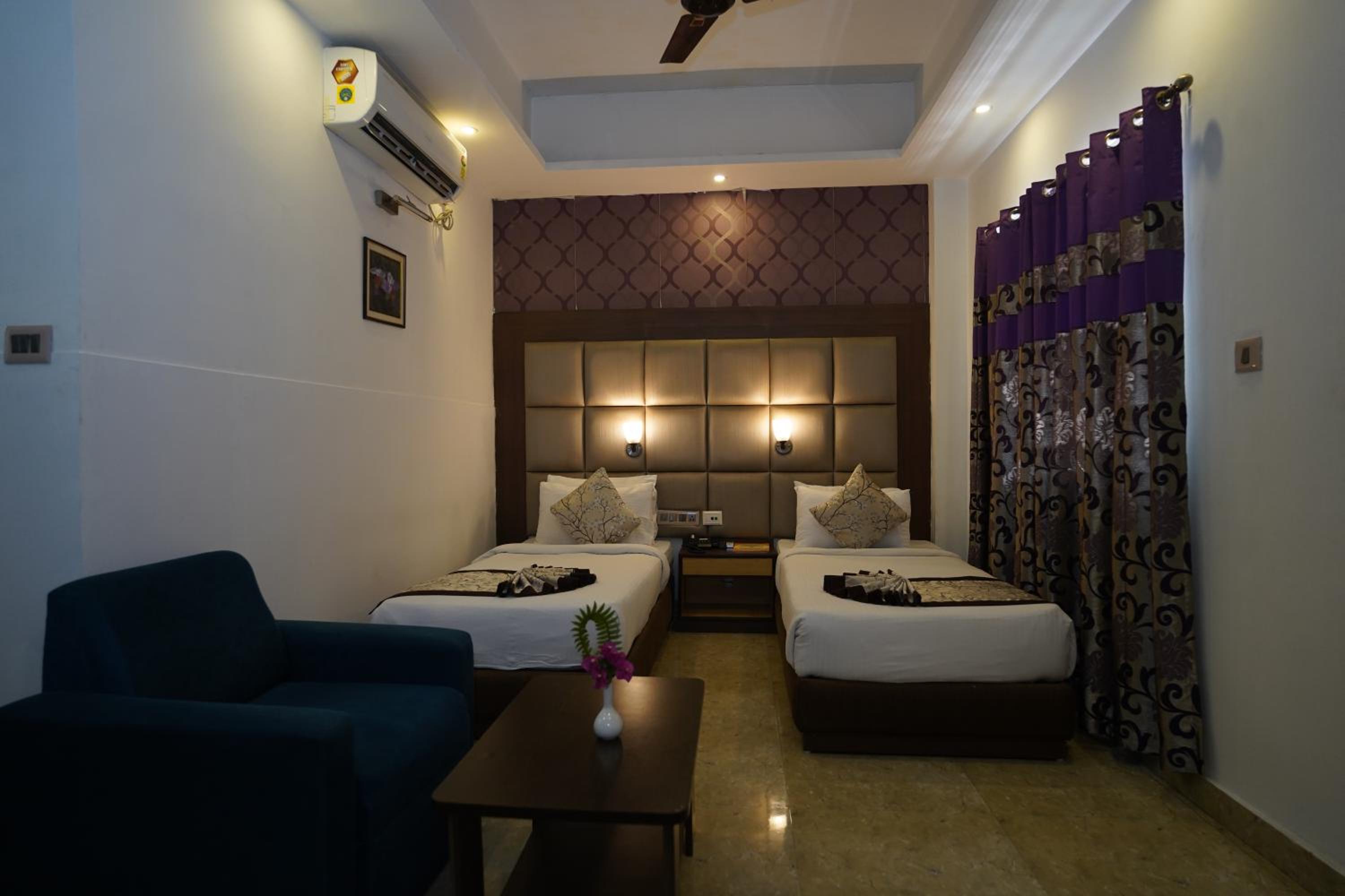 Deluxe Double Room with Balcony photo 2