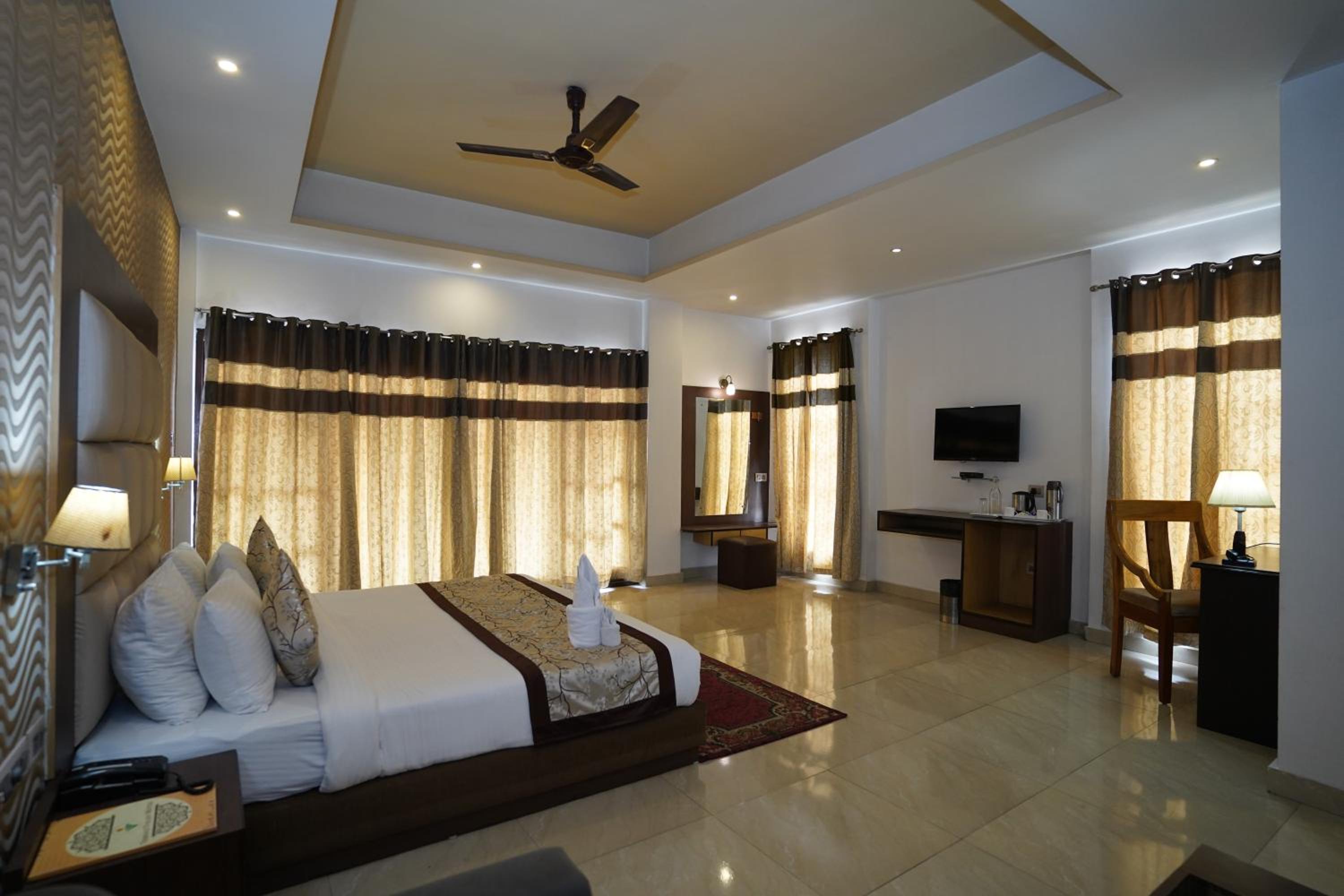 Deluxe Double Room with Balcony photo 3