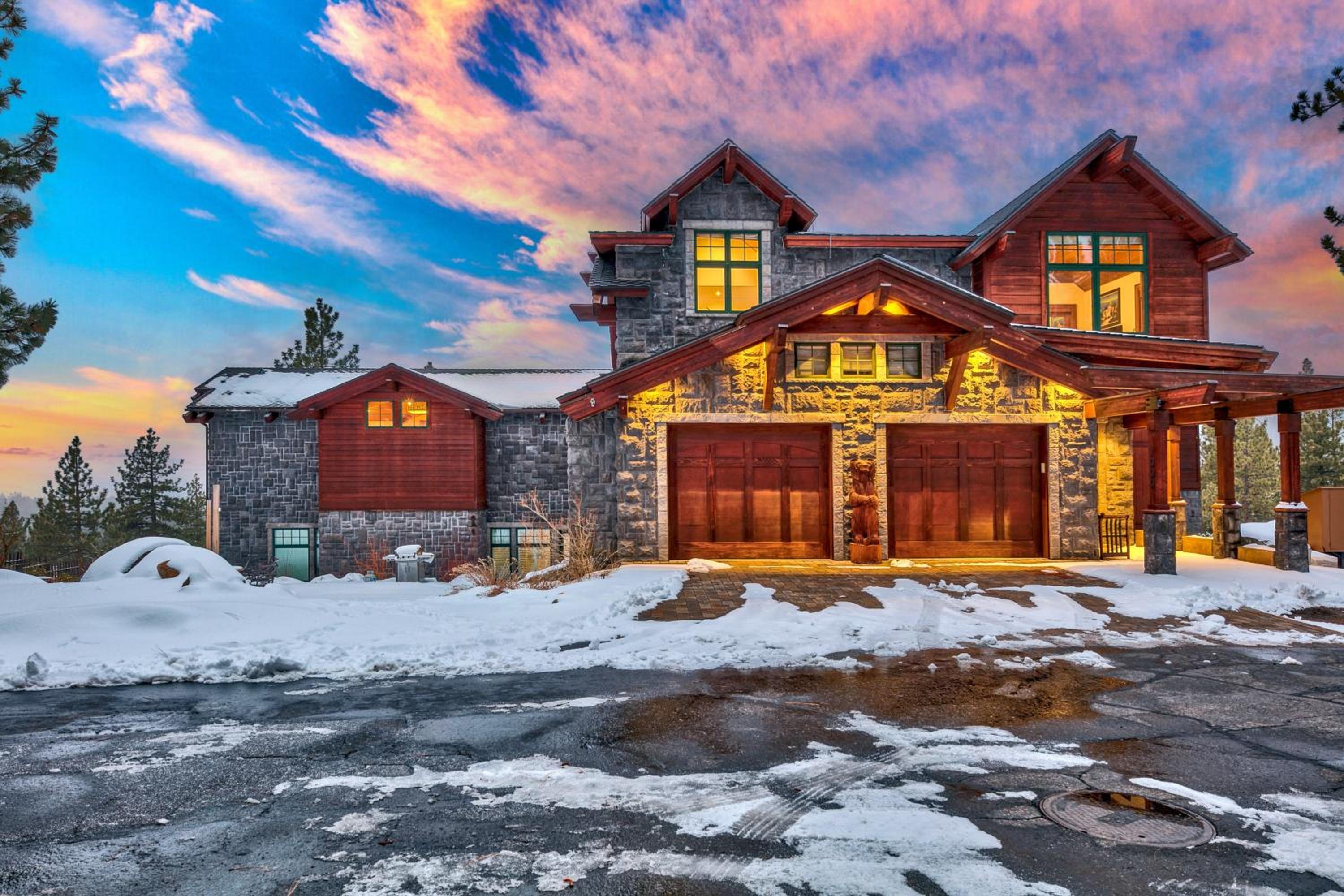Six-Bedroom House photo 2