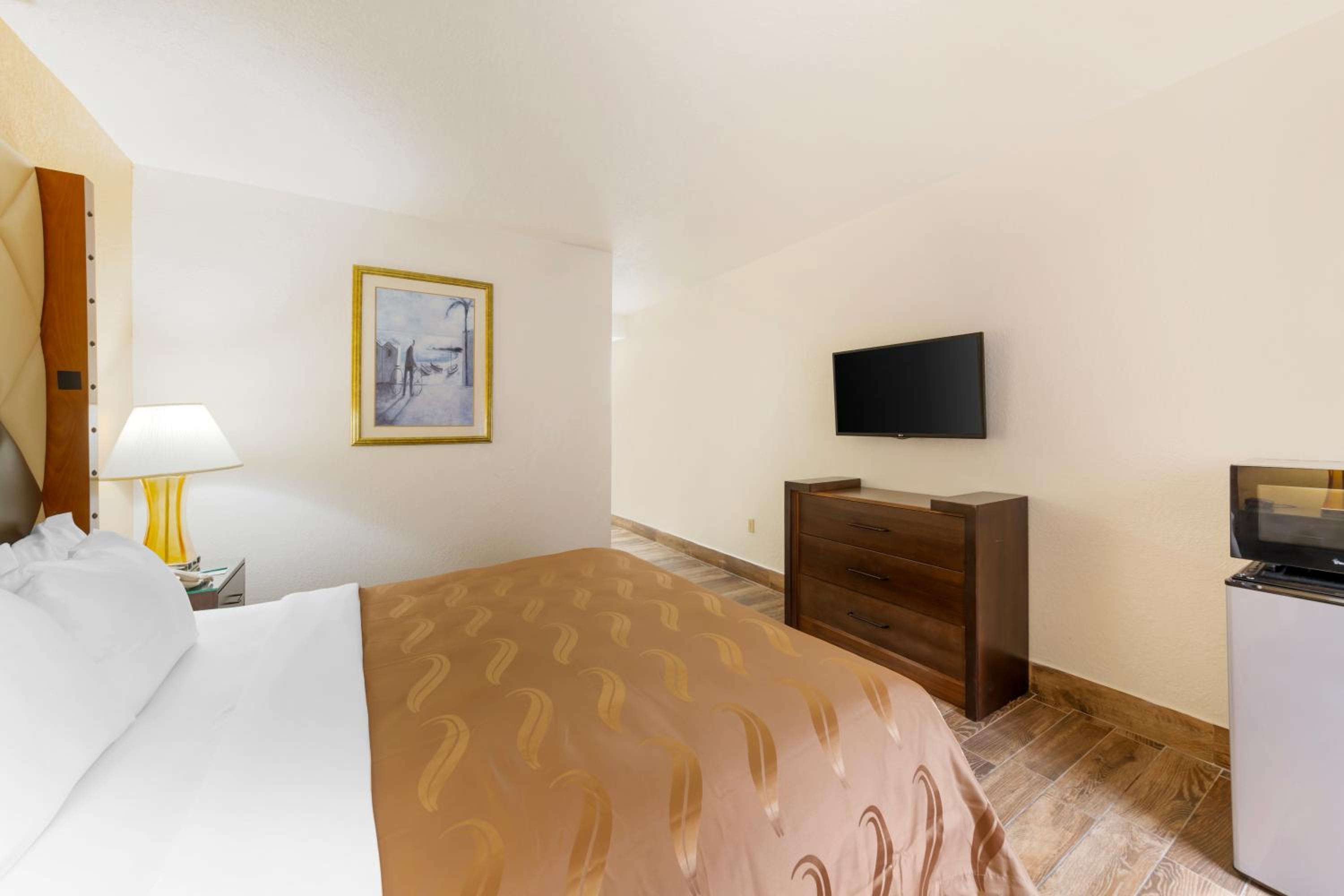 King Room with Bathtub - Disability Access/Non-Smoking - Exterior Hall - Photo 5