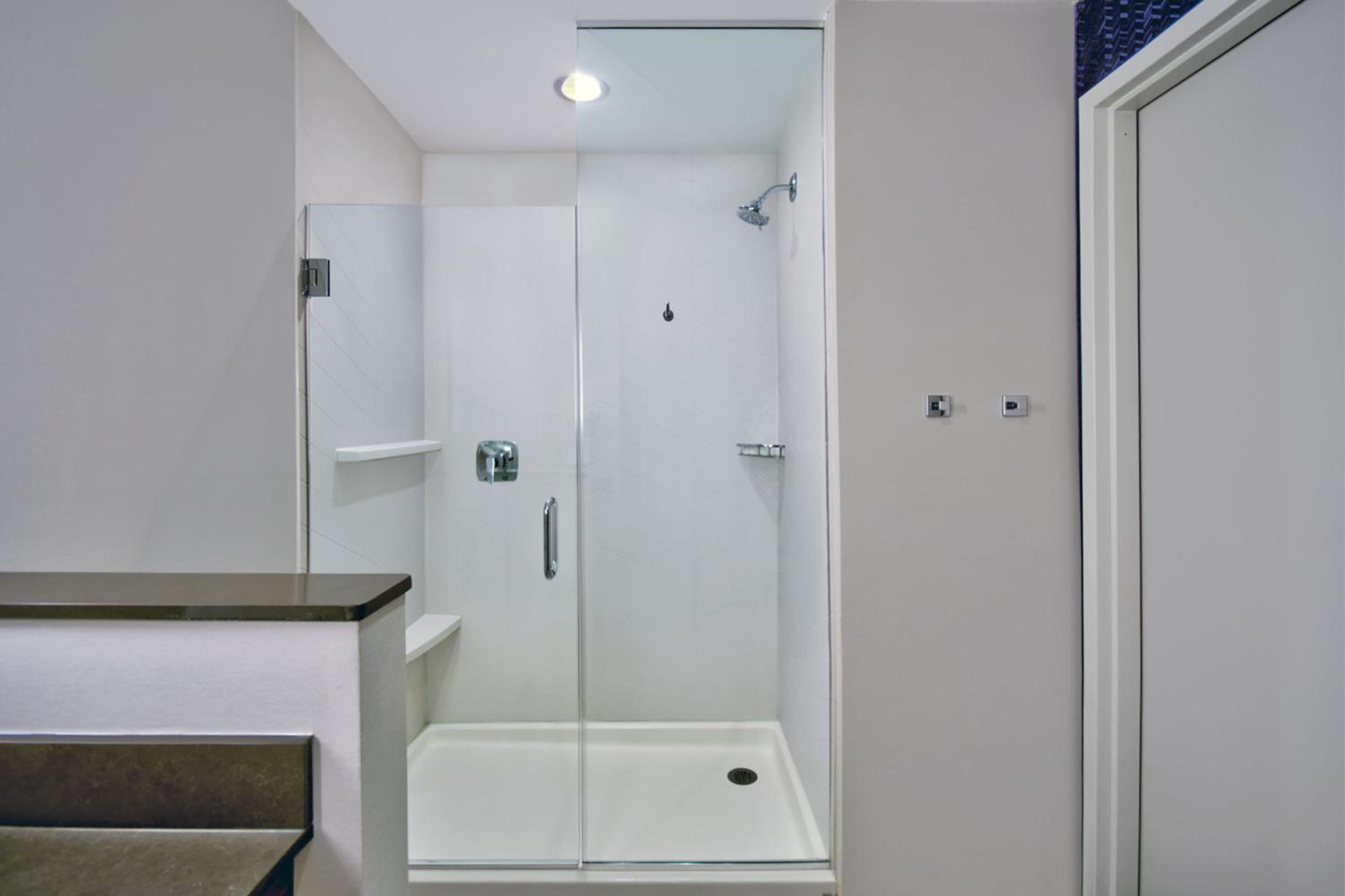 King Room with Adapted Tub - Mobility Accessible