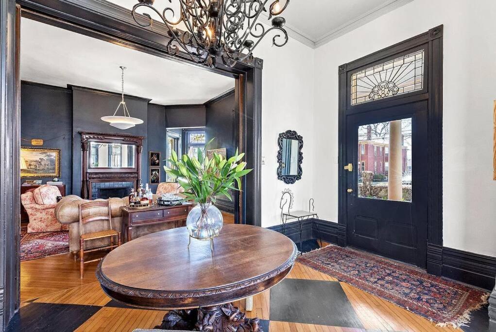 Five-Bedroom House photo 1