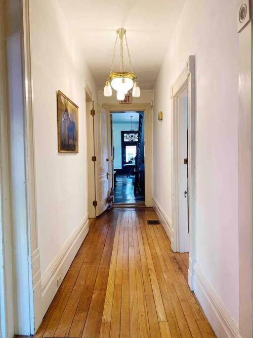 Five-Bedroom House photo 3