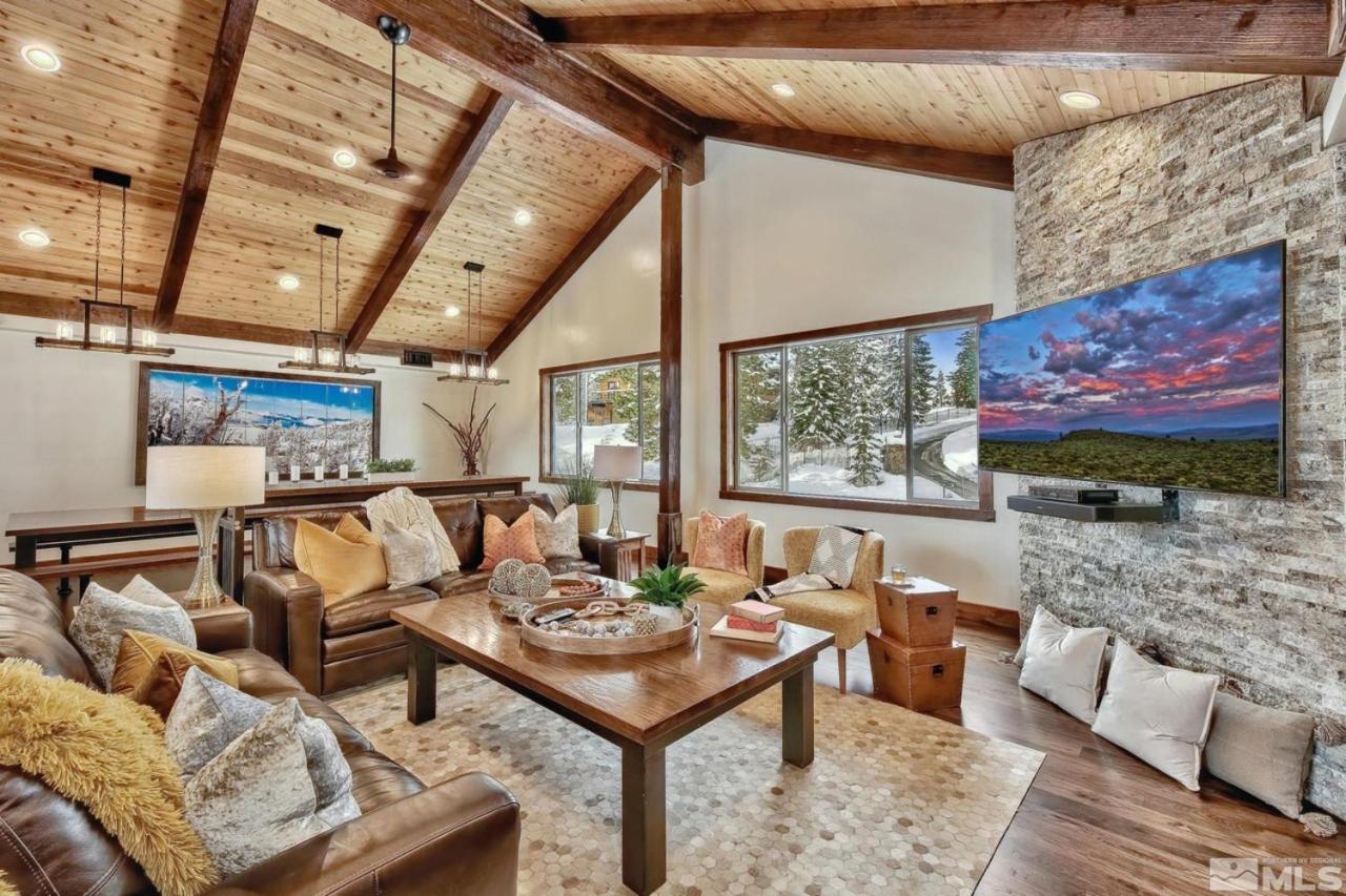 Eight-Bedroom House photo 1