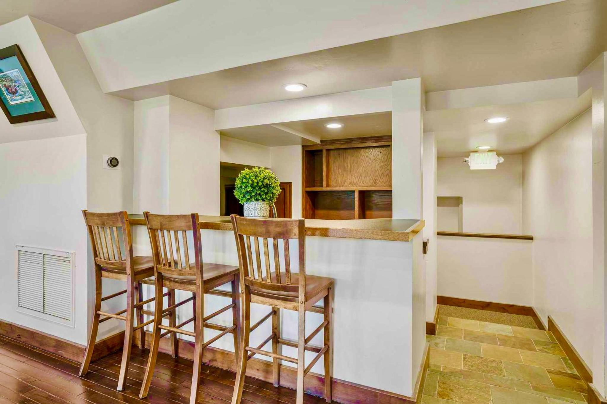Eight-Bedroom House photo 3