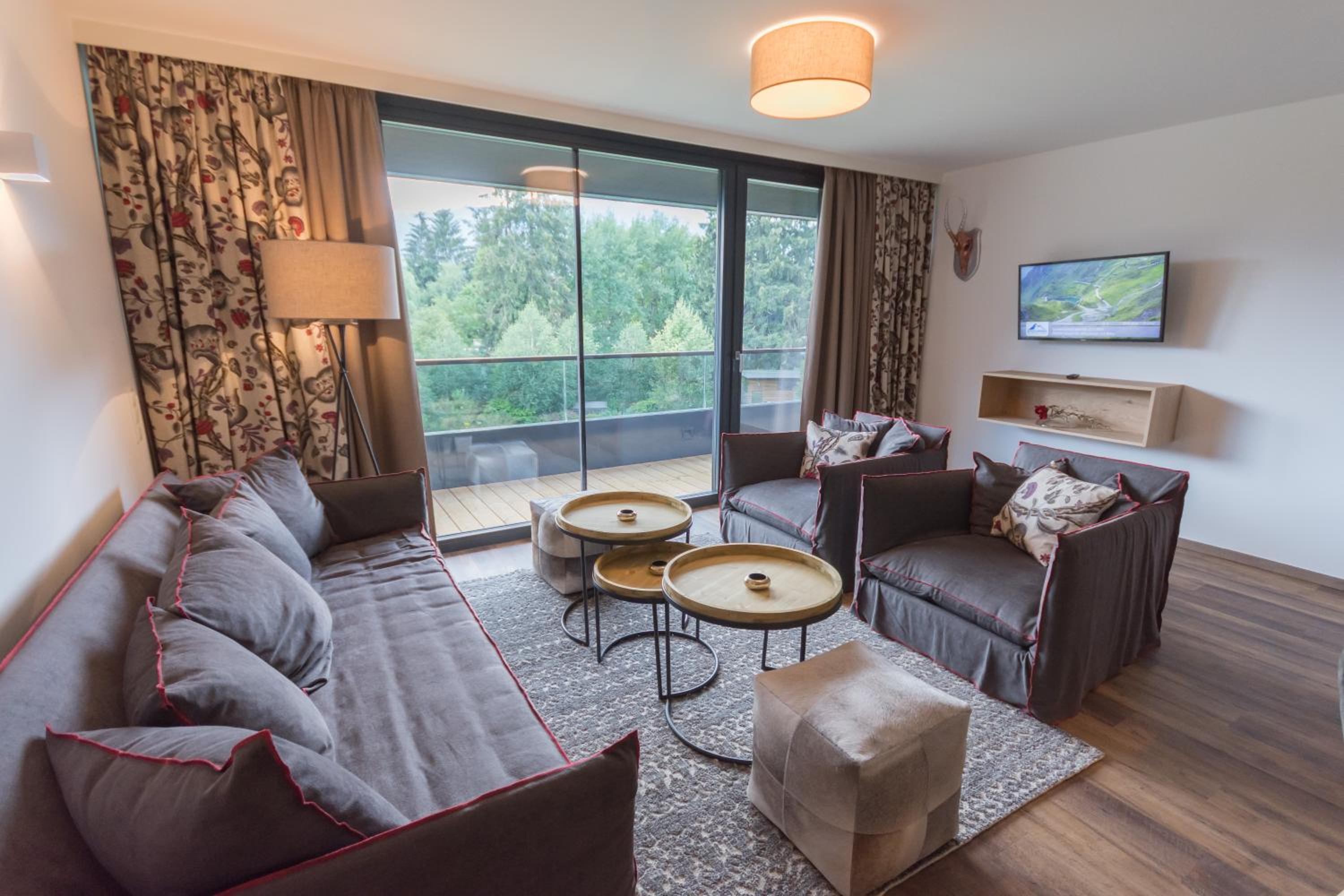 Two Bedroom Apartment with Balcony and Mountain View - Top 14