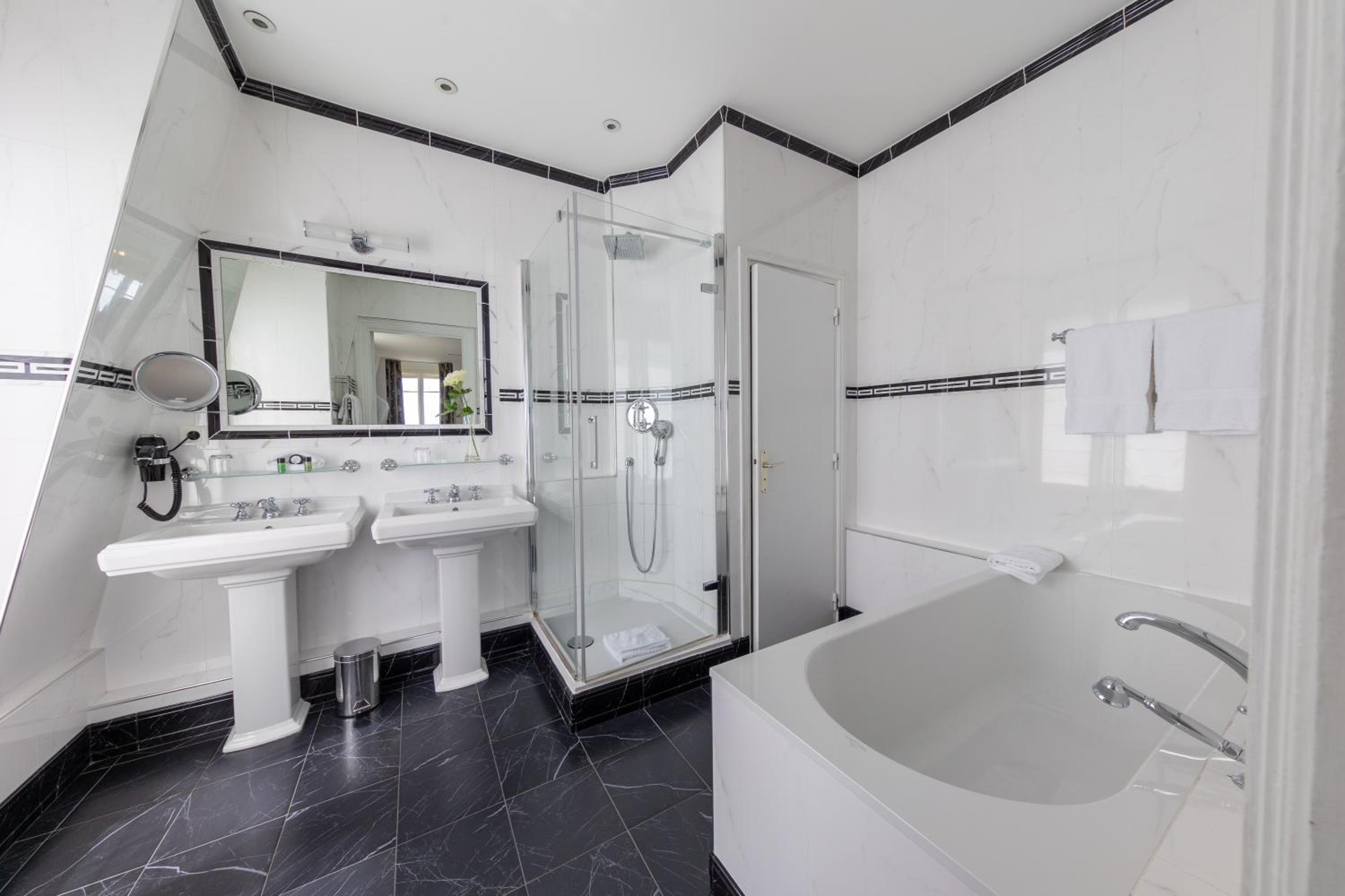 Junior suite Double ou Lits Jumeaux avec Vue Panoramique sur Paris - Photo 11
