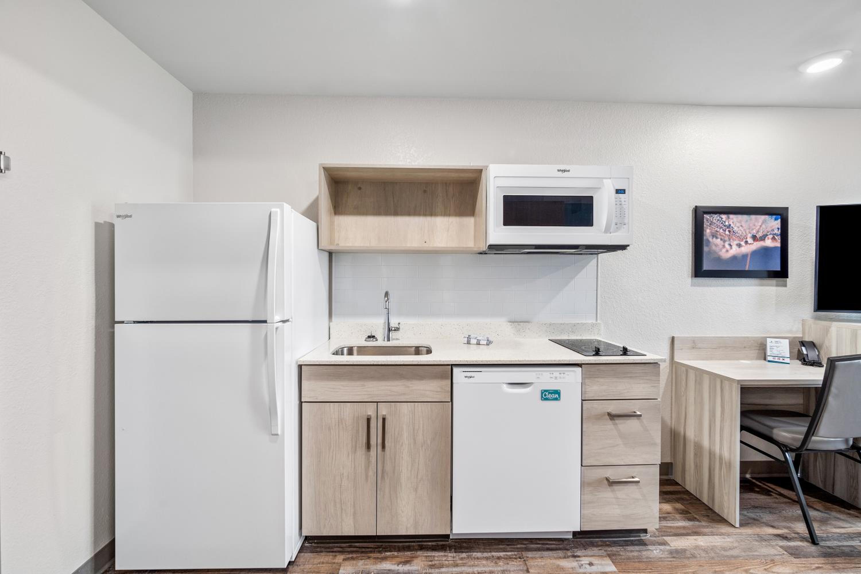 Queen Suite W Dishwasher (Dishes/cookware Included)