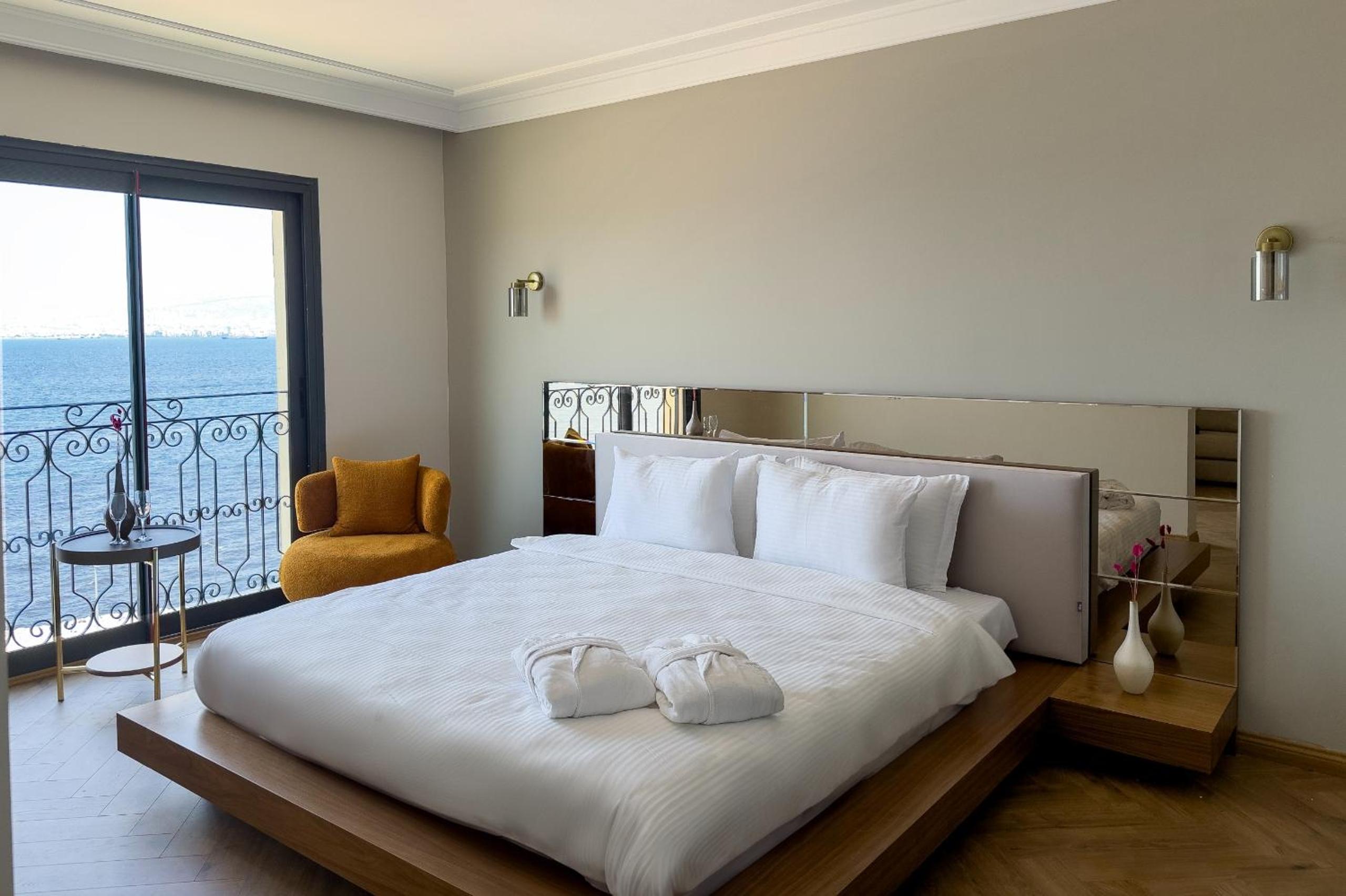 Suite with Sea View - Photo 3