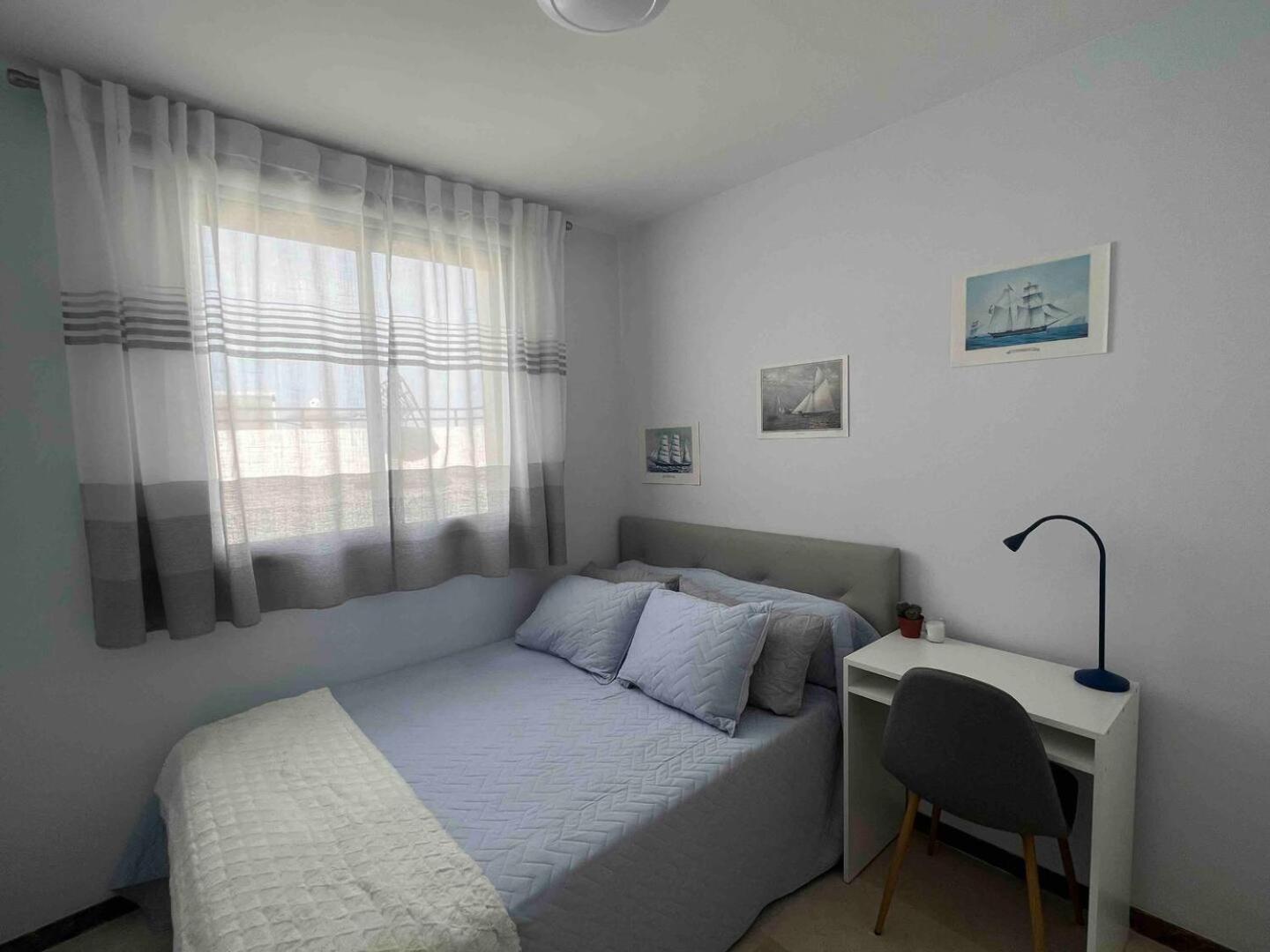 Apartamento de cuatro habitaciones con balcón