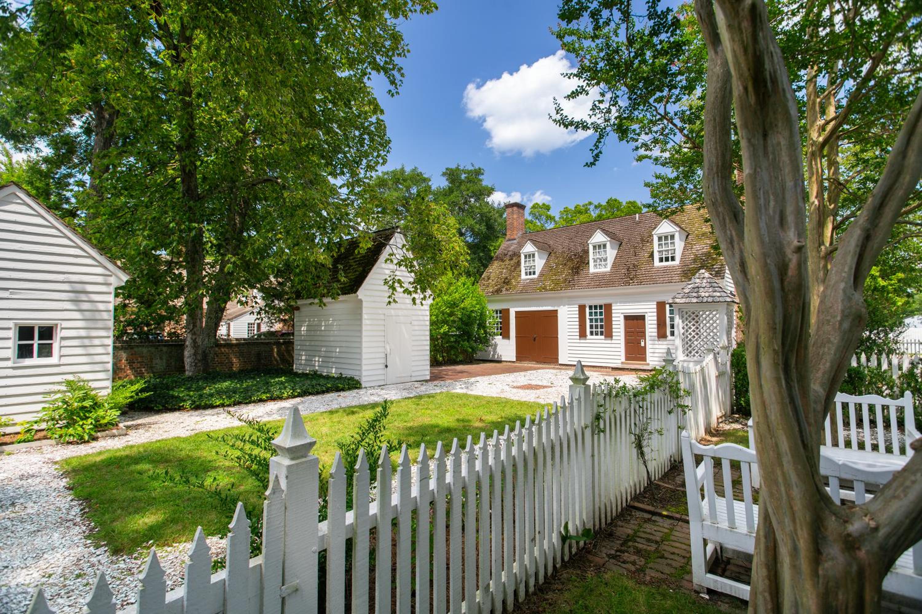 Two-Bedroom Deluxe Colonial House with Two Living Rooms  photo 2