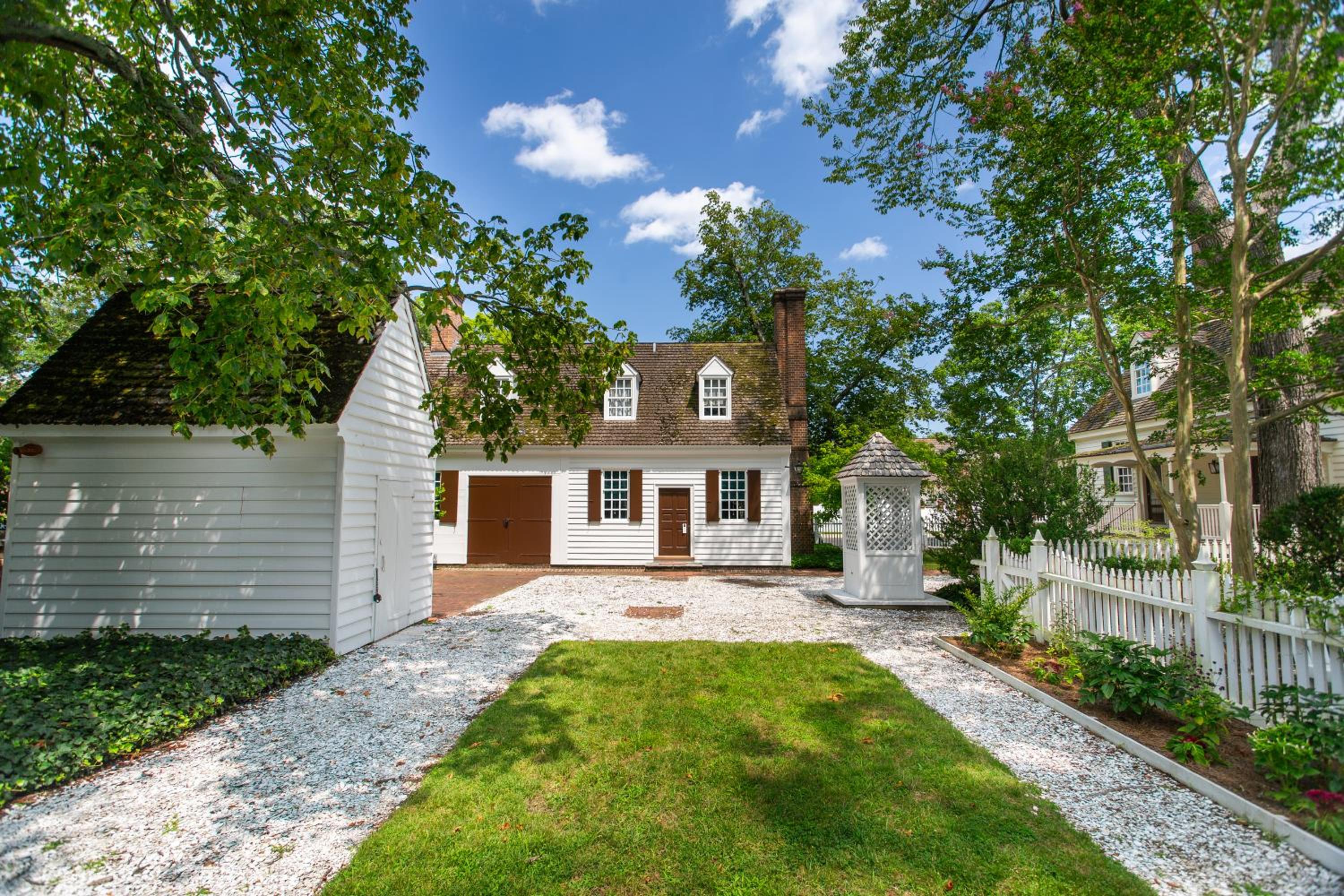 Two-Bedroom Deluxe Colonial House with Two Living Rooms  photo 3