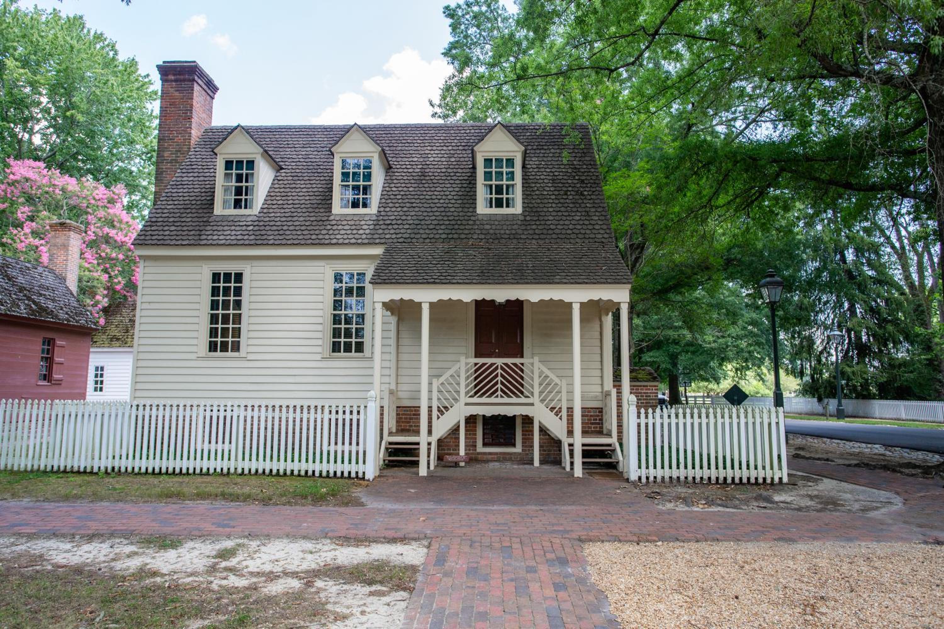 Three-Bedroom Standalone Colonial House photo 2