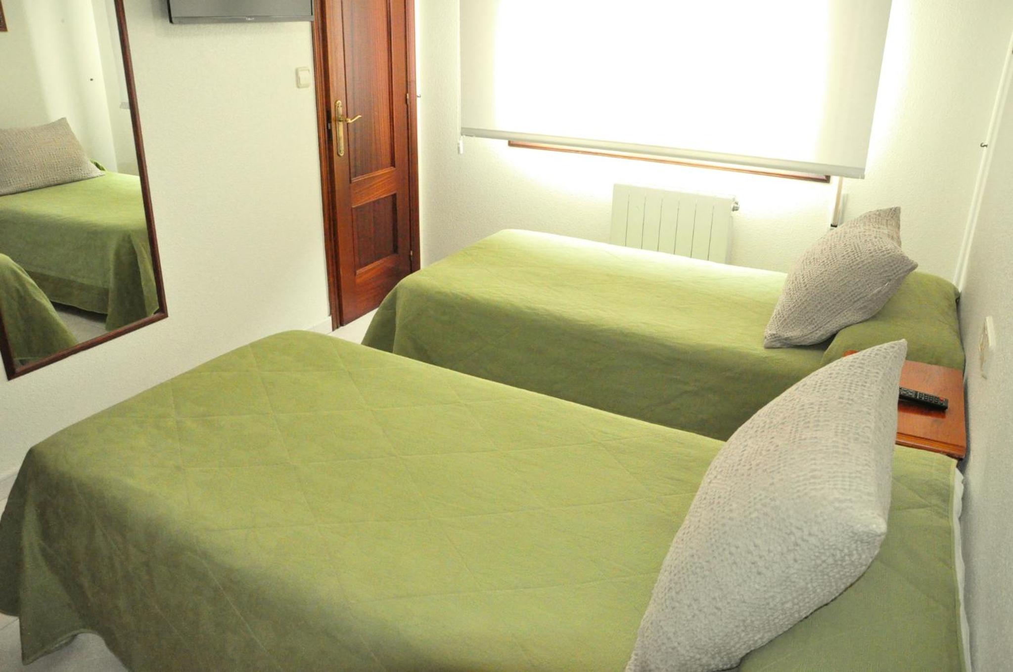 Twin Room - Photo 5