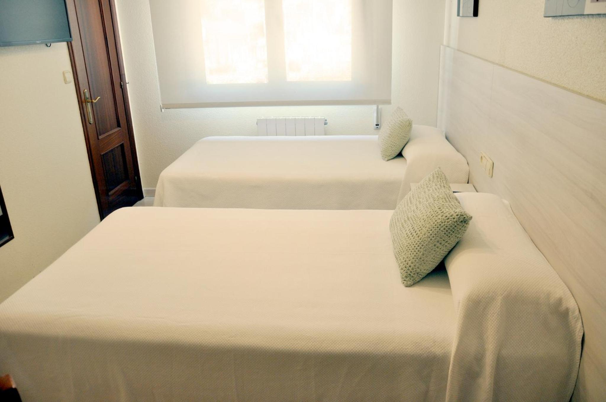 Twin Room - Photo 3